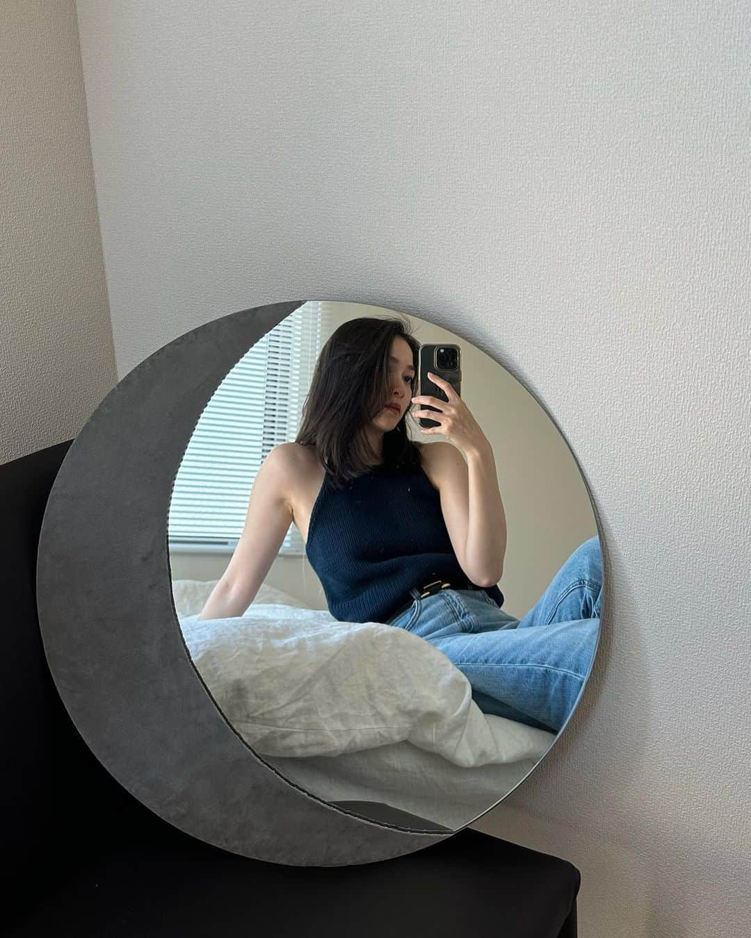 熊谷江里子のインスタグラム：「新調した @grigio01 のmoon mirror🌙 絶妙なカラーと素材がお気に入り◎  color28  #moonmirror#インテリア#インテリア雑貨#鏡」