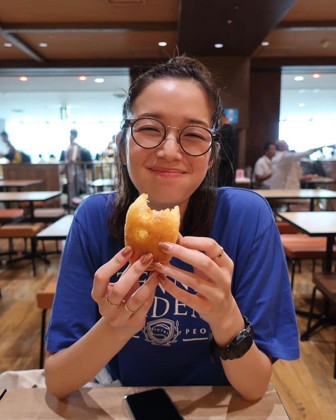 佐藤栞里さんのインスタグラム写真 - (佐藤栞里Instagram)「. 2日目もまた、とうもろこし🌽 ほくほくじゃがバターも食べて 帆立と牛タンとソーセージも食べて 地元のお野菜いっぱいの焼きそばも 内緒だけど深夜に味噌ラーメンも食べました。 (お好み焼きとアイスも食べたな🙂) その分歌って踊って同じくらいの汗もかいたから ま、いいか☺️笑 最終日には感動のスープカレーも (チキン野菜カリーに納豆トッピング ごはんにはチーズトッピング) 念願だった幻のコーンぱんも食べることができて もう、これぞ旅、最高のまんぷく旅なのでした🐻」8月17日 20時56分 - satoshiori727