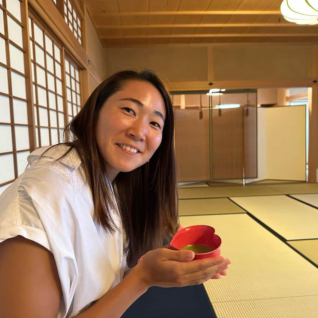 白子未祐さんのインスタグラム写真 - (白子未祐Instagram)「ラクロス時代の友人 @kobori.sosho のお家で茶道を体験させていただきました☺️  心に残ったのは、「綺麗さび」と掛け軸の言葉「明珠在掌」  日本の伝統のかっこよさと素敵さに触れられ、茶道のイメージが変わりました！ 今日感じとれたものって、なんかすごいものな気がする、、  宗翔ありがとう😊  #小堀遠州 #アスリート茶会」8月17日 20時58分 - miyu_shirako
