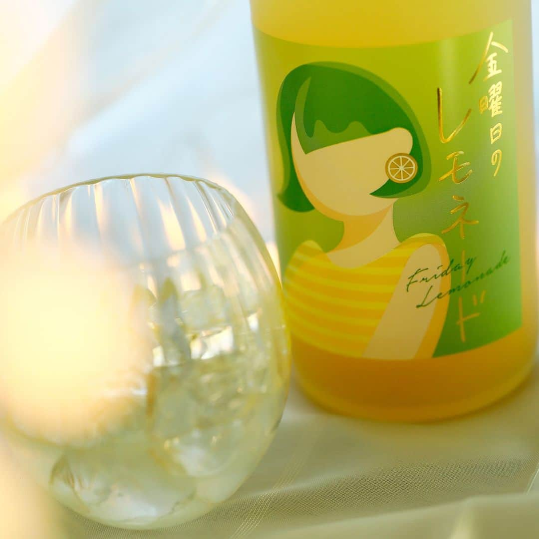 KURAND@日本酒飲み放題さんのインスタグラム写真 - (KURAND@日本酒飲み放題Instagram)「金曜日のレモネード🍋  週末に飲みたい大人のレモネード。  和歌山産フレッシュレモンに 上品な甘さの蜂蜜の甘さを合わせた、 超本格レモネードのお酒です。  1週間の疲れを癒やす甘酸っぱさで、 金曜日がもっと特別になる！  ---------------------------- お酒はすべてオリジナル！ オンライン酒屋の「クランド」です。  ここでしか出会えないお酒がたくさん！ 他のお酒や企画はプロフィールのURLから →@kurand_info ----------------------------  お酒にまつわる情報を発信中。 フォローやいいねお待ちしています🥂  #酒ガチャ #クランド #お酒好きな人と繋がりたい #果実酒 #レモネード #リキュール #お酒大好き #お酒好き」8月17日 21時00分 - kurand_info