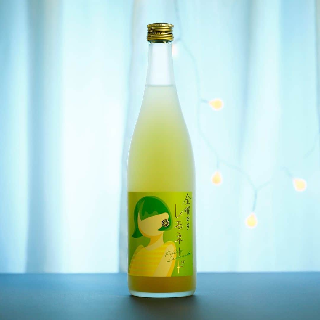 KURAND@日本酒飲み放題さんのインスタグラム写真 - (KURAND@日本酒飲み放題Instagram)「金曜日のレモネード🍋  週末に飲みたい大人のレモネード。  和歌山産フレッシュレモンに 上品な甘さの蜂蜜の甘さを合わせた、 超本格レモネードのお酒です。  1週間の疲れを癒やす甘酸っぱさで、 金曜日がもっと特別になる！  ---------------------------- お酒はすべてオリジナル！ オンライン酒屋の「クランド」です。  ここでしか出会えないお酒がたくさん！ 他のお酒や企画はプロフィールのURLから →@kurand_info ----------------------------  お酒にまつわる情報を発信中。 フォローやいいねお待ちしています🥂  #酒ガチャ #クランド #お酒好きな人と繋がりたい #果実酒 #レモネード #リキュール #お酒大好き #お酒好き」8月17日 21時00分 - kurand_info