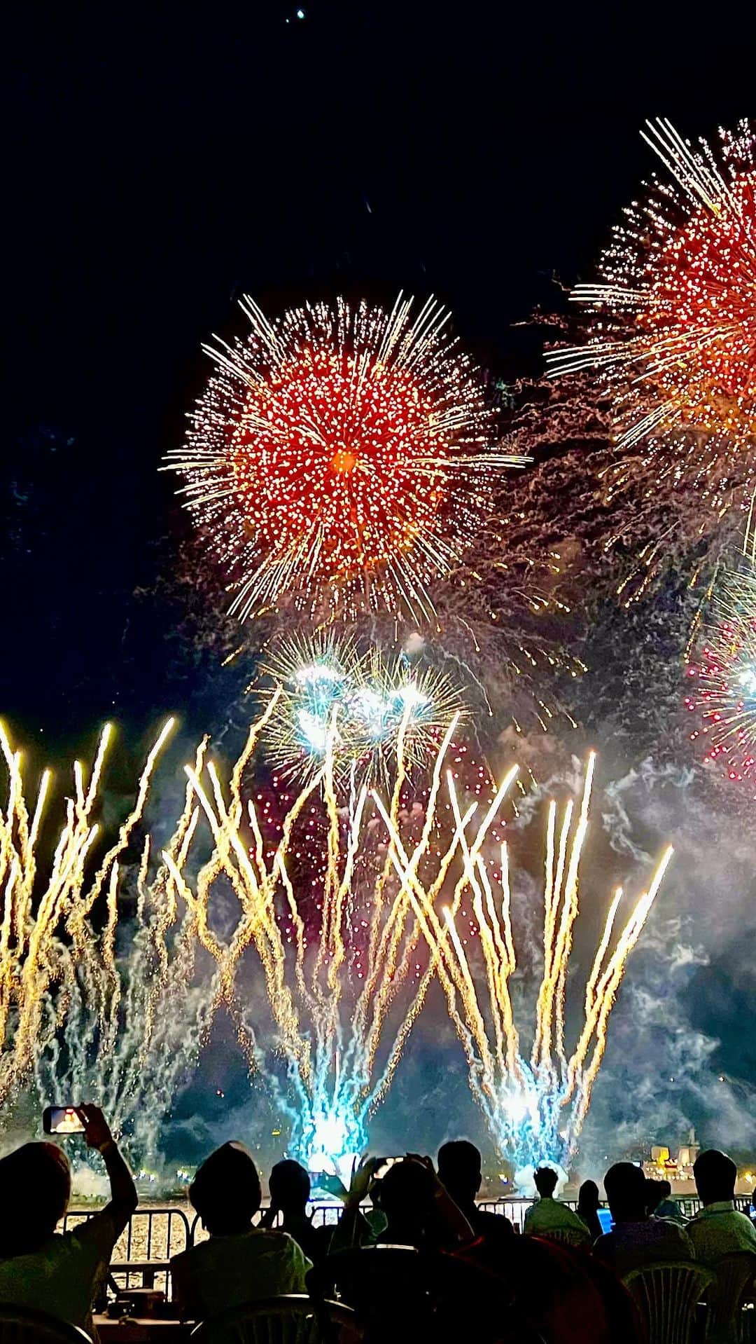 乙武洋匡のインスタグラム：「真上からマシンガンを撃たれているような大迫力の花火でした🎆  #横浜 #横浜市 #横浜みなとみらい #みなとみらい #ハンマーヘッド #ハンマーヘッド横浜 #横浜花火 #横浜花火大会 #花火 #花火大会 #みなとみらいスマートフェスティバル #みなとみらいスマートフェスティバル2023」