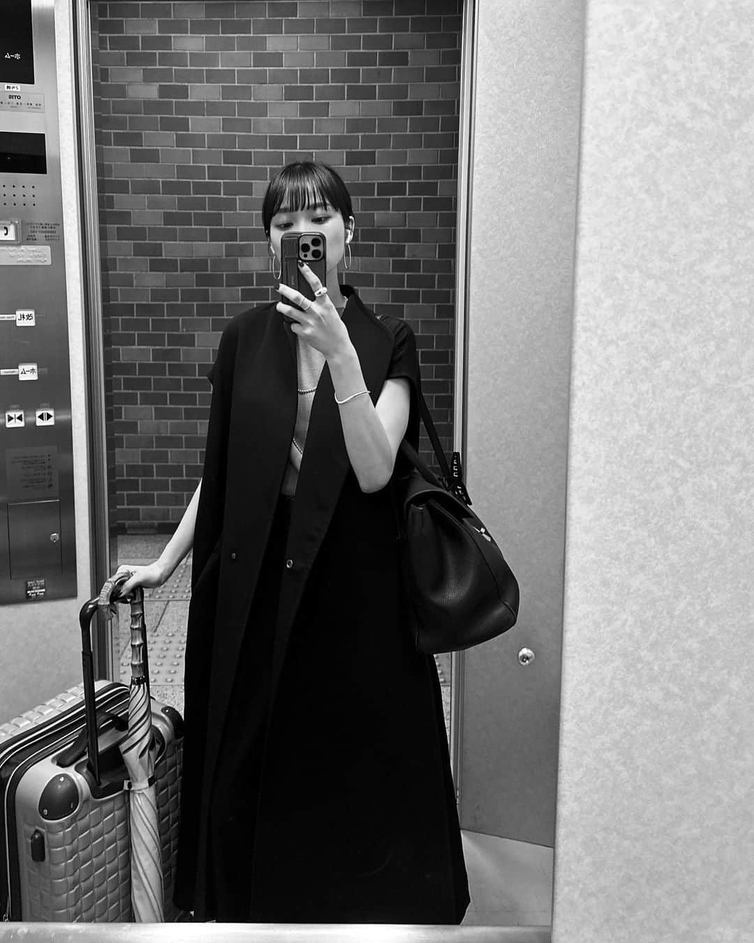 金澤楓のインスタグラム：「しふく🖤🖤 1週間滞在の実家生活終わりとなりました🏠  今日は置いておいて…明日から気を引き締めるぞ🏋️  outer @elendeek  tops @lumier_officialshop  pants @uniqlo_jp  bag @celine   #かえでの私服#ootd#outfit#uniqlo#elendeek#lumier#celine」