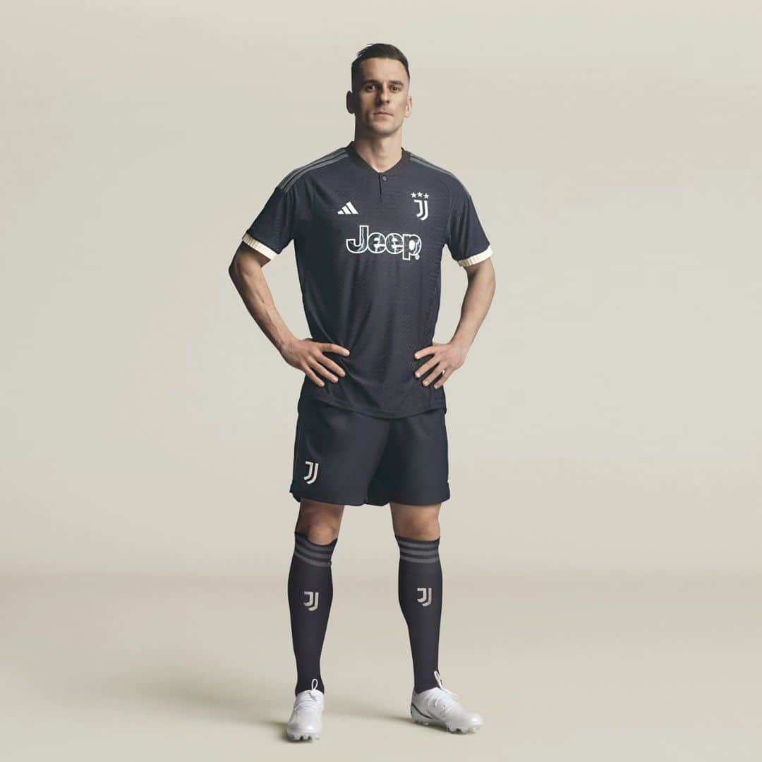 アルカディウシュ・ミリクさんのインスタグラム写真 - (アルカディウシュ・ミリクInstagram)「Forza Juve. Proud to wear this shirt🤍🖤  @juventus x @adidasfootball」8月17日 21時01分 - arekmilik