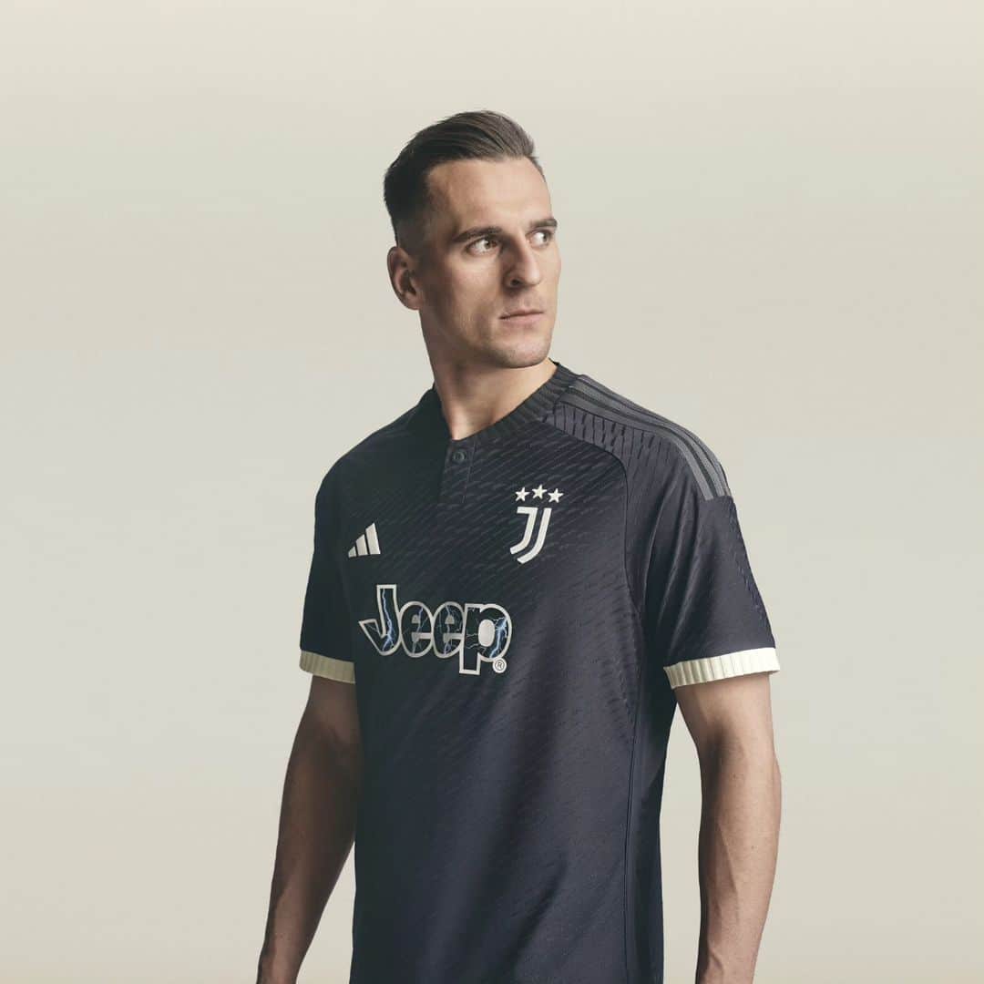 アルカディウシュ・ミリクのインスタグラム：「Forza Juve. Proud to wear this shirt🤍🖤  @juventus x @adidasfootball」