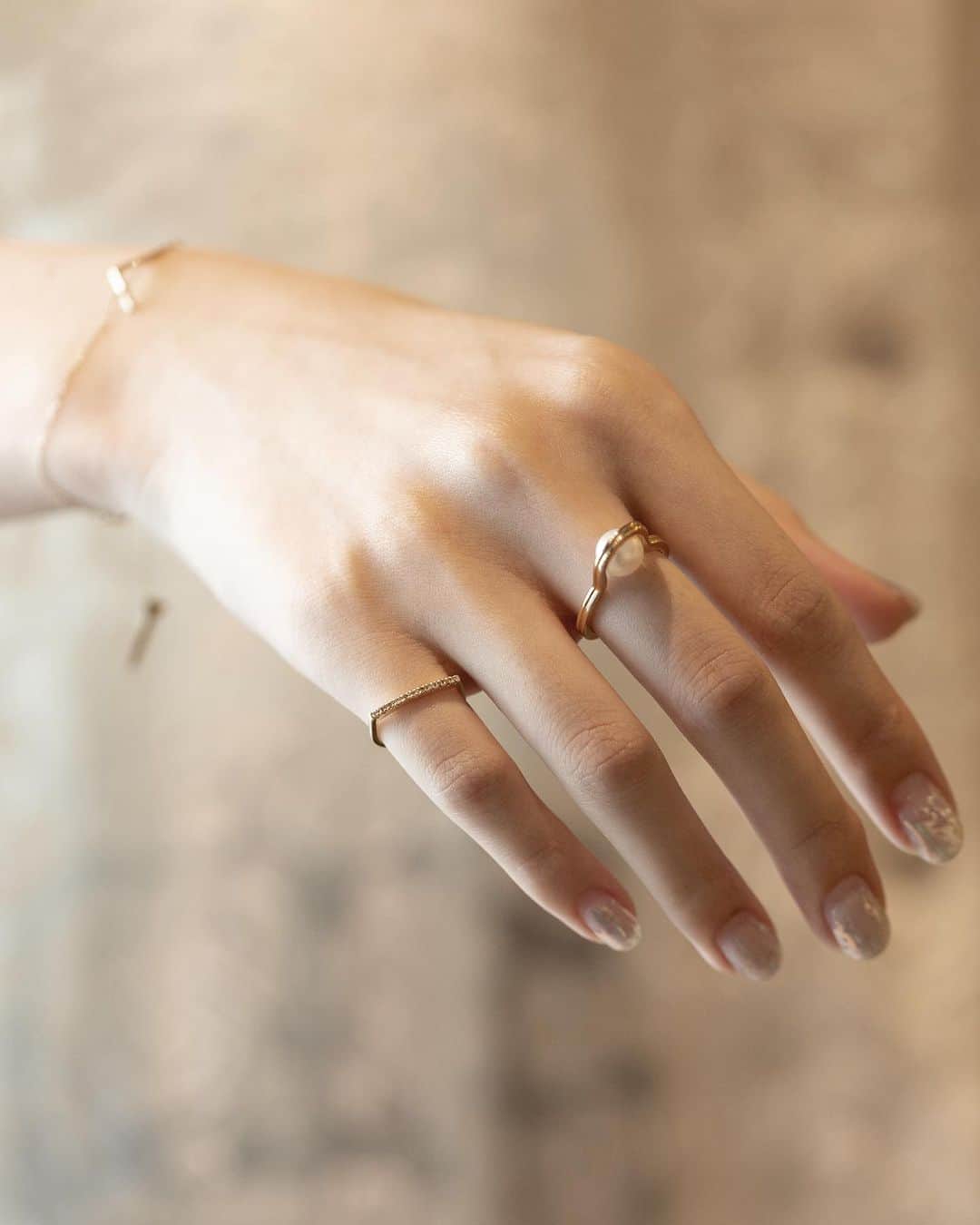 Hirotaka Jewelryのインスタグラム：「ADDING A TOUCH OF TIMELESS ELEGANCE  #hirotakajewelry #pearl #rings」