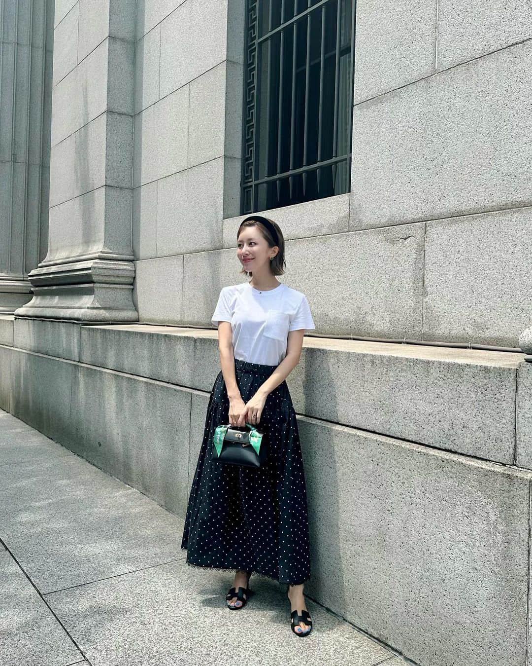 水野佐彩のインスタグラム：「・ 🖤🤍🖤🤍🖤🤍  setupでゲットした @maison.marble @mini_____closet の🖤ちゃん。 別々で着る時は あえて少しカジュアルに🫰🏻🖤 ほーんと可愛い🫶🏻 最近甘スタイルブーム🤍🤍🤍  #おちびコーデ #おちびの輪 #低身長コーデ #Sサイズコーデ #ママコーデ #ママライフ #2020年ベビー #女の子ママ #女の子ベビー #ブルベ夏 #ブルベ #ブルベサマー #ブライトサマー #ブライトスプリング #ソフトクラシック #ウェーブ #骨格診断ウェーブ​」
