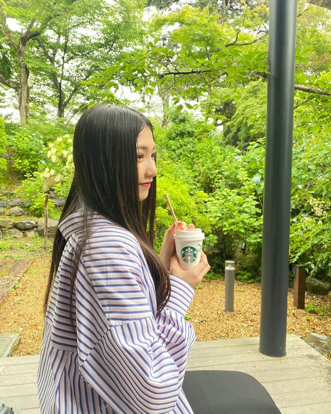 塩月希依音のインスタグラム：「スターバックス☕️🌳  京都宇治のスターバックス🍵  はんはりいただきました( ´▽｀)  カップにメッセージまで♡  #スタバ#スターバックス#スターバックスコーヒー #京都#京都観光 #京都旅#旅行#旅#宇治#宇治カフェ #観光#観光地 #観光スポット #映え#映えスポット #緑#自然#はんなり#japan #japantrip #japantravel #kyoto #kyotojapan #uji #ケイト旅#jk#ljk#05#05년생 #05line」