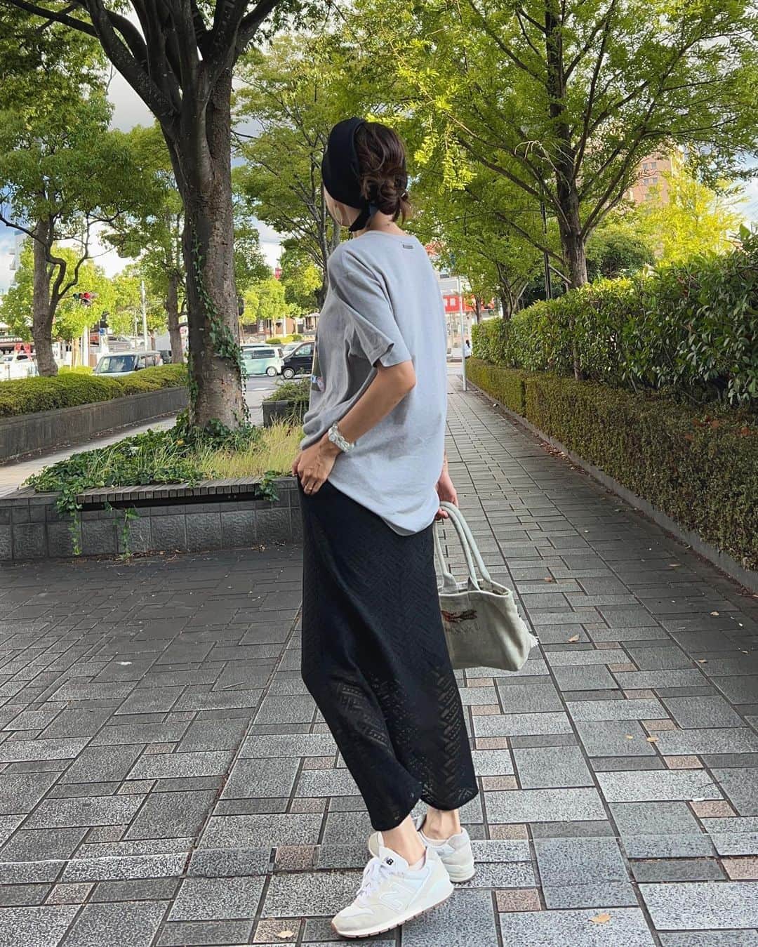 eiko kagamiさんのインスタグラム写真 - (eiko kagamiInstagram)「めちゃくちゃ楽しそうな自分。笑 大好きな仲間に感謝！🫶  今日の打ち合わせはお気に入りのマーメイドスカートで♡ @sandlessmoon  Tシャツ合わせも好き😍→swipe  5枚目→何か付いてたゴミらしき物を取ってくれている まゆみさん。ありがたや🤣🙏  エネルギー注入完了！ また頑張るぞ💪🔥 . . . . . #sandlessmoon#大人カジュアル#カジュアルコーデ#高身長コーデ#168cm#ボヘカジ#大人ボヘミアン#モノトーン#モノトーンコーデ#アラフォーコーデ#スカート#スカートコーデ#スニーカー#スニーカーコーデ#大人ファッション」8月17日 21時04分 - eikooo7