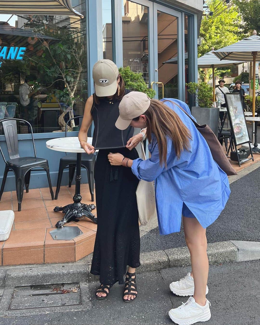 eiko kagamiさんのインスタグラム写真 - (eiko kagamiInstagram)「めちゃくちゃ楽しそうな自分。笑 大好きな仲間に感謝！🫶  今日の打ち合わせはお気に入りのマーメイドスカートで♡ @sandlessmoon  Tシャツ合わせも好き😍→swipe  5枚目→何か付いてたゴミらしき物を取ってくれている まゆみさん。ありがたや🤣🙏  エネルギー注入完了！ また頑張るぞ💪🔥 . . . . . #sandlessmoon#大人カジュアル#カジュアルコーデ#高身長コーデ#168cm#ボヘカジ#大人ボヘミアン#モノトーン#モノトーンコーデ#アラフォーコーデ#スカート#スカートコーデ#スニーカー#スニーカーコーデ#大人ファッション」8月17日 21時04分 - eikooo7