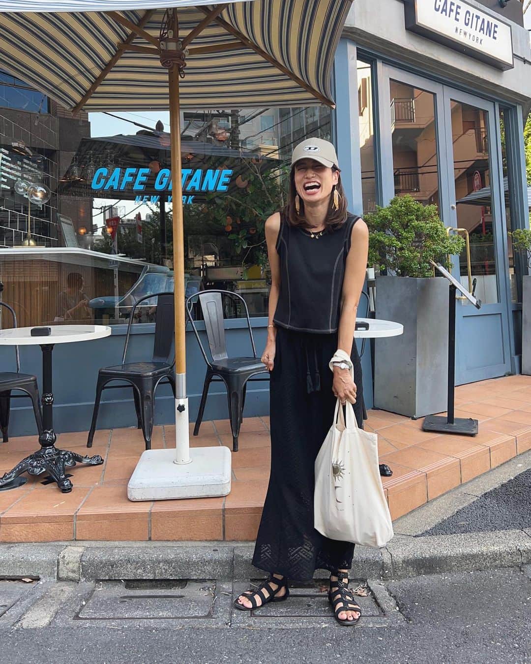 eiko kagamiさんのインスタグラム写真 - (eiko kagamiInstagram)「めちゃくちゃ楽しそうな自分。笑 大好きな仲間に感謝！🫶  今日の打ち合わせはお気に入りのマーメイドスカートで♡ @sandlessmoon  Tシャツ合わせも好き😍→swipe  5枚目→何か付いてたゴミらしき物を取ってくれている まゆみさん。ありがたや🤣🙏  エネルギー注入完了！ また頑張るぞ💪🔥 . . . . . #sandlessmoon#大人カジュアル#カジュアルコーデ#高身長コーデ#168cm#ボヘカジ#大人ボヘミアン#モノトーン#モノトーンコーデ#アラフォーコーデ#スカート#スカートコーデ#スニーカー#スニーカーコーデ#大人ファッション」8月17日 21時04分 - eikooo7