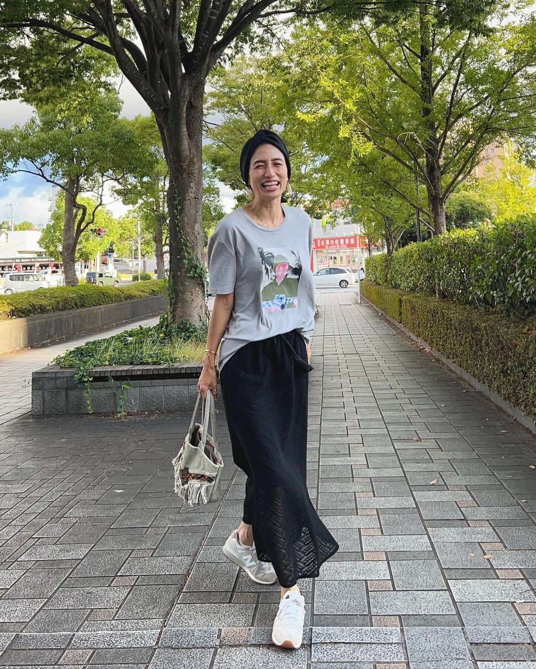 eiko kagamiさんのインスタグラム写真 - (eiko kagamiInstagram)「めちゃくちゃ楽しそうな自分。笑 大好きな仲間に感謝！🫶  今日の打ち合わせはお気に入りのマーメイドスカートで♡ @sandlessmoon  Tシャツ合わせも好き😍→swipe  5枚目→何か付いてたゴミらしき物を取ってくれている まゆみさん。ありがたや🤣🙏  エネルギー注入完了！ また頑張るぞ💪🔥 . . . . . #sandlessmoon#大人カジュアル#カジュアルコーデ#高身長コーデ#168cm#ボヘカジ#大人ボヘミアン#モノトーン#モノトーンコーデ#アラフォーコーデ#スカート#スカートコーデ#スニーカー#スニーカーコーデ#大人ファッション」8月17日 21時04分 - eikooo7