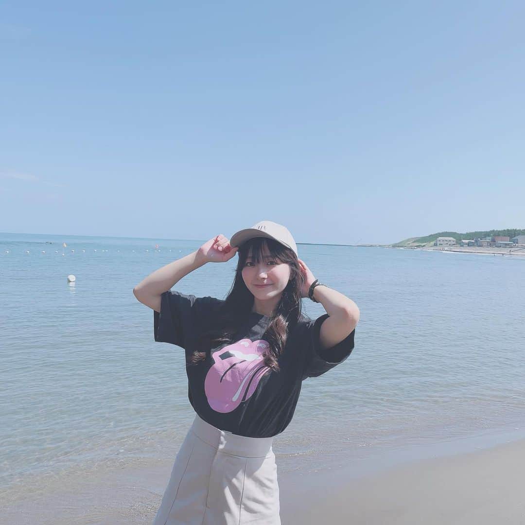 高橋真生のインスタグラム：「🏖☀️ うみ！！ 地元に帰ってくるとほぼ毎回海沿いをドライブします◎ 入るより見る派です✌🏻  #角田浜  #ドライブ」