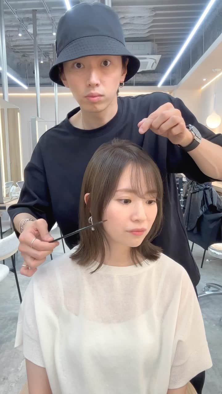 小西涼のインスタグラム：「【顔まわりにデザインを✂︎】#レイヤーカット  薄め前髪からチークバング、顔まわりを レイヤーカットでデザインしてます💁‍♂️ ． カラーは赤み消しを続けて、ベージュで透明感高く艶っぽく❄️ ． ． #フェイスレイヤー　#内巻きレイヤー　 #シアベージュ　#ハイライトカラー」