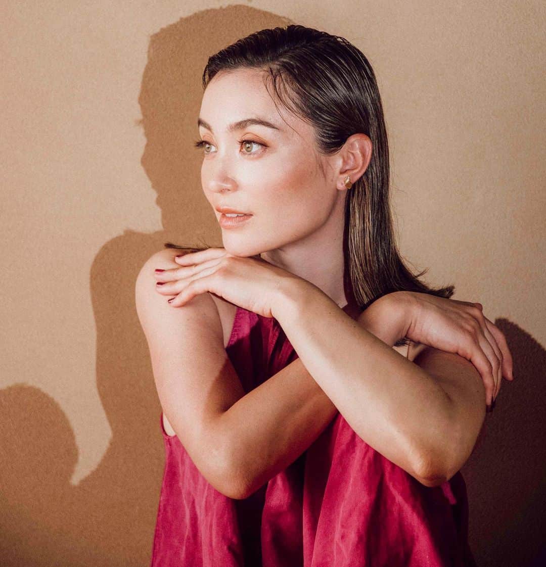 エミ・マイヤーのインスタグラム：「New profile pic by the brilliant @reylia.slaby Took these in a Machiya in Kyoto, can’t wait to share more soon 🙏  新しいプロフィール写真は京都の町家で撮影したもの。こちらのシリーズをシェアするのが楽しみです✨ 素晴らしい@reylia.slabyさんに撮っていただきました📸」