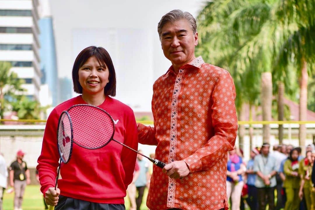 グレイシア・ポリーのインスタグラム：「What a pleasure to celebrate Indonesian Independence Day at @usembassyjkt yesterday.   A really warm welcome by US Ambassador to Indonesia Mr. Kim, US Ambassador to ASEAN Mr. Abraham, DCMs and other staffs in US Embassy in Jakarta.   Hope my short message reminds us to always give our best in everything we do. 🥰🙏🏽❤️」