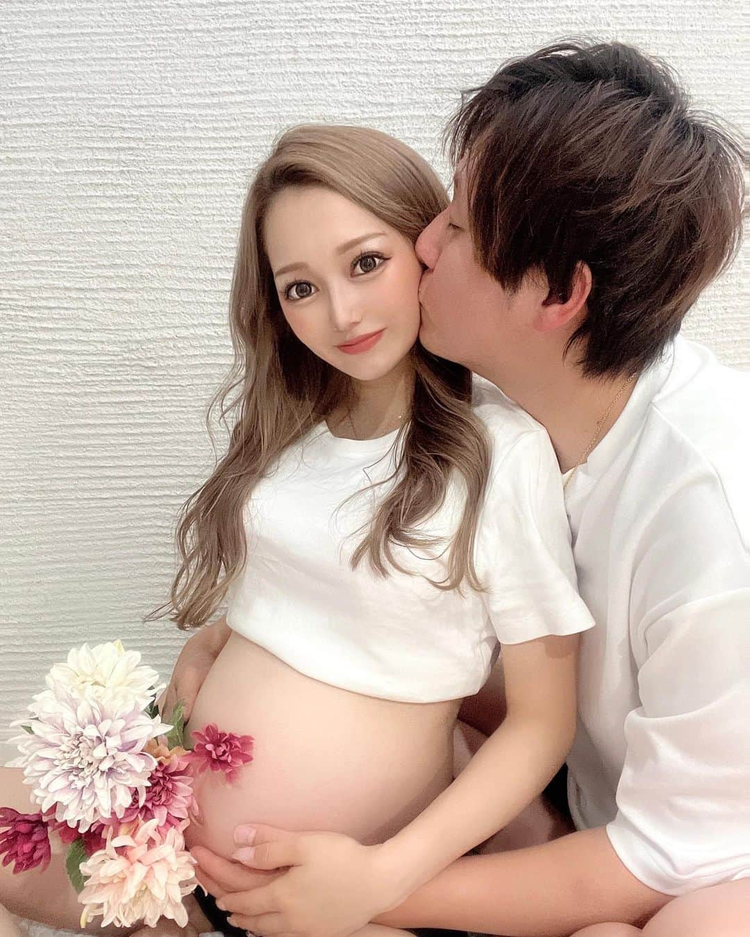 SUZUのインスタグラム：「💐👶🏼♡  #マタニティフォト#家族写真#宝物#家族 #セルフマタニティフォト#マタニティライフ #妊娠後期#2人目妊娠中#妊婦#妊婦生活#夫婦#夫婦写真  #姉妹ママ#女の子ママ#マタニティ#マタニティコーデ」