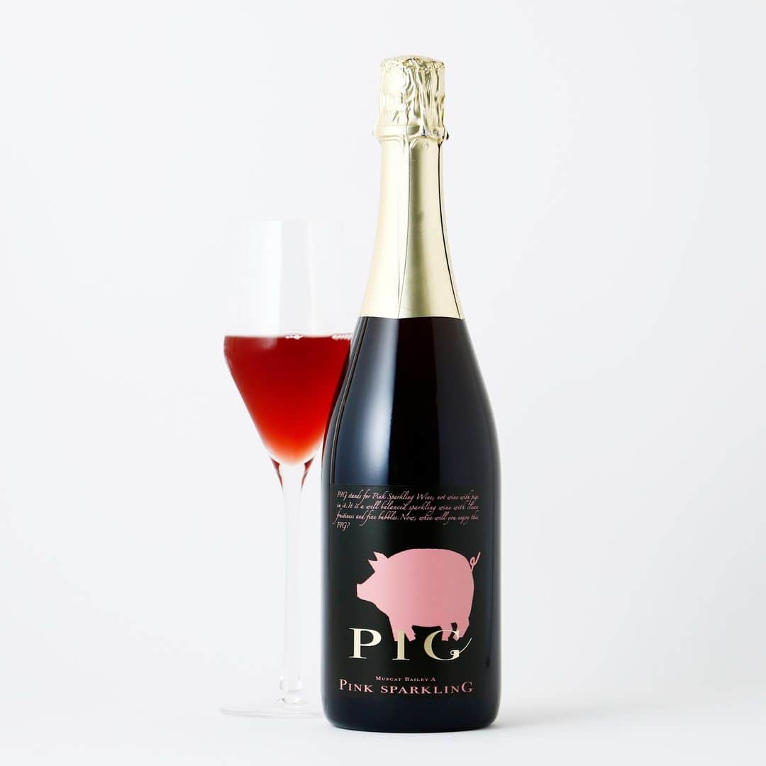 KURAND@日本酒飲み放題さんのインスタグラム写真 - (KURAND@日本酒飲み放題Instagram)「飲んでも決して豚にはなりません。  PINK SPARKLING。略してPIG。  長野県産の「マスカット・ベーリーA」と 「シャンパーニュ製法」で誕生した、 すっきり超辛口のロゼスパークリング。  この超辛口のロゼスパークリング、 飲んでも決して豚にはなりません。  ですが皮肉にも... 生ハムとの相性は抜群です。  ---------------------------- お酒はすべてオリジナル！ オンライン酒屋の「クランド」です。  ここでしか出会えないお酒がたくさん！ 他のお酒や企画はプロフィールのURLから →@kurand_info ----------------------------  お酒にまつわる情報を発信中。 フォローやいいねお待ちしています🥂  #酒ガチャ #クランド #お酒好きな人と繋がりたい #ワイン #ロゼワイン #スパークリングワイン #ワイン好き #ワイン好きと繋がりたい #お酒大好き #お酒好き」8月17日 21時10分 - kurand_info