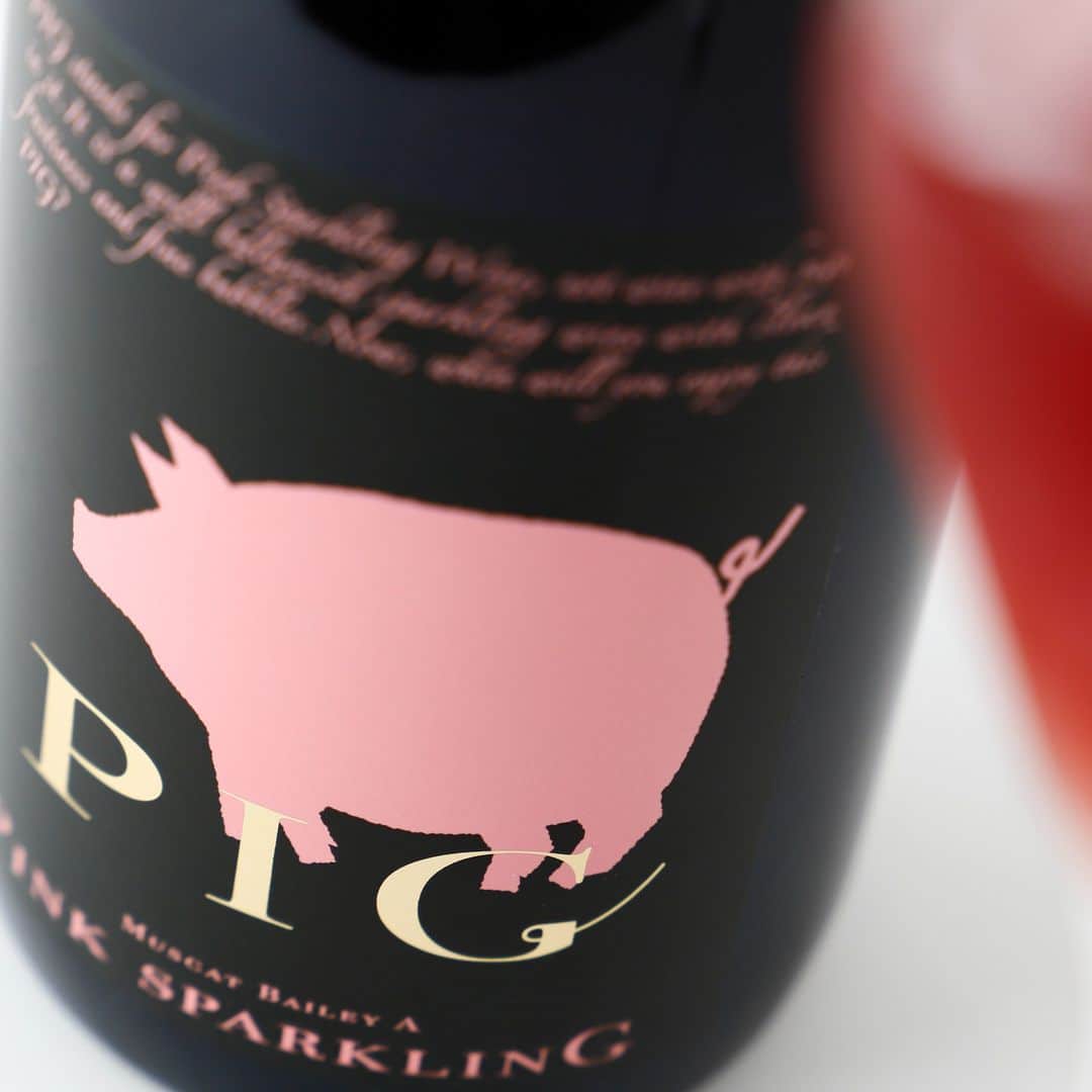 KURAND@日本酒飲み放題さんのインスタグラム写真 - (KURAND@日本酒飲み放題Instagram)「飲んでも決して豚にはなりません。  PINK SPARKLING。略してPIG。  長野県産の「マスカット・ベーリーA」と 「シャンパーニュ製法」で誕生した、 すっきり超辛口のロゼスパークリング。  この超辛口のロゼスパークリング、 飲んでも決して豚にはなりません。  ですが皮肉にも... 生ハムとの相性は抜群です。  ---------------------------- お酒はすべてオリジナル！ オンライン酒屋の「クランド」です。  ここでしか出会えないお酒がたくさん！ 他のお酒や企画はプロフィールのURLから →@kurand_info ----------------------------  お酒にまつわる情報を発信中。 フォローやいいねお待ちしています🥂  #酒ガチャ #クランド #お酒好きな人と繋がりたい #ワイン #ロゼワイン #スパークリングワイン #ワイン好き #ワイン好きと繋がりたい #お酒大好き #お酒好き」8月17日 21時10分 - kurand_info