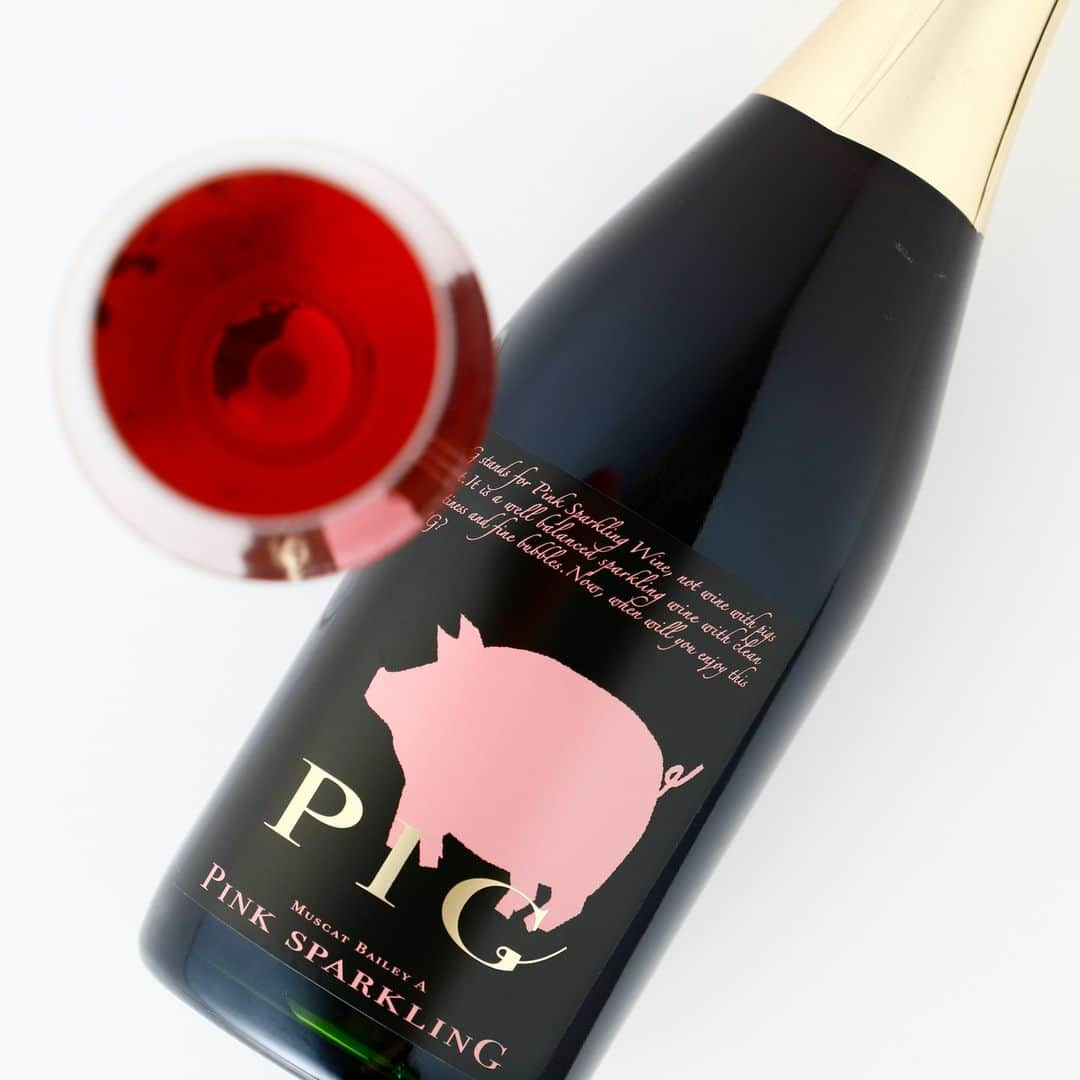 KURAND@日本酒飲み放題のインスタグラム：「飲んでも決して豚にはなりません。  PINK SPARKLING。略してPIG。  長野県産の「マスカット・ベーリーA」と 「シャンパーニュ製法」で誕生した、 すっきり超辛口のロゼスパークリング。  この超辛口のロゼスパークリング、 飲んでも決して豚にはなりません。  ですが皮肉にも... 生ハムとの相性は抜群です。  ---------------------------- お酒はすべてオリジナル！ オンライン酒屋の「クランド」です。  ここでしか出会えないお酒がたくさん！ 他のお酒や企画はプロフィールのURLから →@kurand_info ----------------------------  お酒にまつわる情報を発信中。 フォローやいいねお待ちしています🥂  #酒ガチャ #クランド #お酒好きな人と繋がりたい #ワイン #ロゼワイン #スパークリングワイン #ワイン好き #ワイン好きと繋がりたい #お酒大好き #お酒好き」