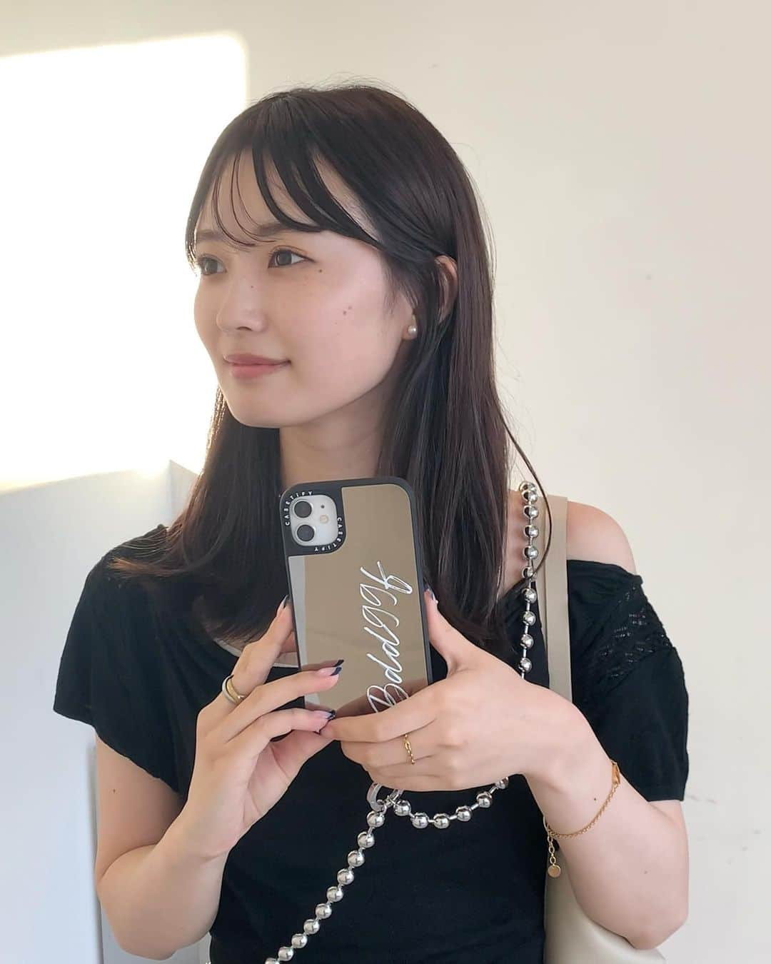 角川友紀のインスタグラム：「New case🤳🏻 ⁡ 初めてミラータイプのものに🪞 写真撮る前とかにすぐ確認できて便利だし 自分好みにカスタマイズしてオリジナルのケースが作れるのも嬉しい✨ 誕生日カラーのコードを入れてみました🫶🏻 ⁡ 15%オフクーポンをいただいたので 気になる方は是非使ってみてください👀 【15YKINCONIKY】 ⁡ #CASETiFY #プロモーション #ShowYourColors #iPhone14#iPhone13#iphoneケース」