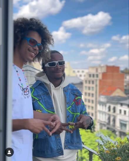 CASH（Carl Anders Sven Hultin）のインスタグラム：「When the legendary @oxladeofficial came through my crib to check out some of my work and left with his own portrait (cfr @artbycash ) 🌍🎨🇧🇪🤜🏽🤛🏿🇳🇬💯💥 He also got my unique 1/1 @colorcomiccash Afro Jacket!  #OxladeFromAfrica #OFA #art #artbycash #colorcomiccash」