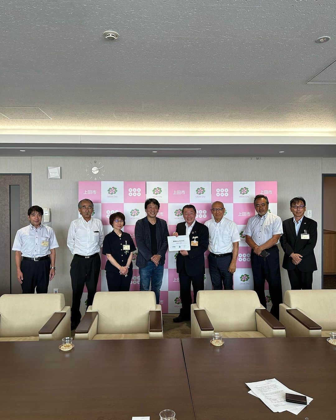 青木定治さんのインスタグラム写真 - (青木定治Instagram)「J'ai rendu visite au maire de la ville d'Ueda, préfecture de Nagano.  長野県上田市の土屋市長を訪問させていただき長野県産のフルーツの素晴らしさをお話しさせていただきました。  #sadaharuaoki  #サダハルアオキ #paris #france #パリ　#isetan #tokyo #japon  #アムールデュショコラ #isetan #pastry #蛋糕　#케이크 #macaron #galettedesrois #chocolat  #バレンタイン　#ホワイトデー　 #長野県 #Kyoto #京都　#軽井沢 #karuizawa #salonduchocolat #hankyu #isetan #relaisdeserts #抹茶　#matcha」8月17日 21時12分 - sadaharu_aoki