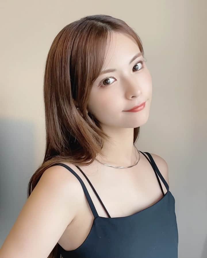 木下ひなこのインスタグラム：「🖤🤍🖤  最近のお気に入りヘアアイテム @plus_eau のポイントリペア🫶  セットだけだとポヤポヤ気になるアホ毛や 前髪に少しまとまりを出したいとき使ってる👏 マスカラ状になってて手を汚さずに使えるから 出先でのお直しにもピッタリなの🥺  全国のバラエティショップや ネットでも購入できます☑️ ((私はリアルに2本目っ👀香りも良くて 気分も上がるよ🫰))  -----------------------------------------------  LIPSベストコスメ2022 ヘアスタイリング部門 年間１位🎖️ (https://lipscosme.com/bestcosme/2022/allyear/HairStyling)  アットコスメベストコスメアワード ベストヘアスタイリング部門 2年連続年間1位🎖️ (2021年、2022年)  -----------------------------------------------  #プリュスオー #ポイントリペア #まとめ髪用ポイントブラシ #アホ毛対策 #アホ毛 #まとめ髪 #ヘアスタイリング #PLAZA #pluseau_ad#ヘアケア」