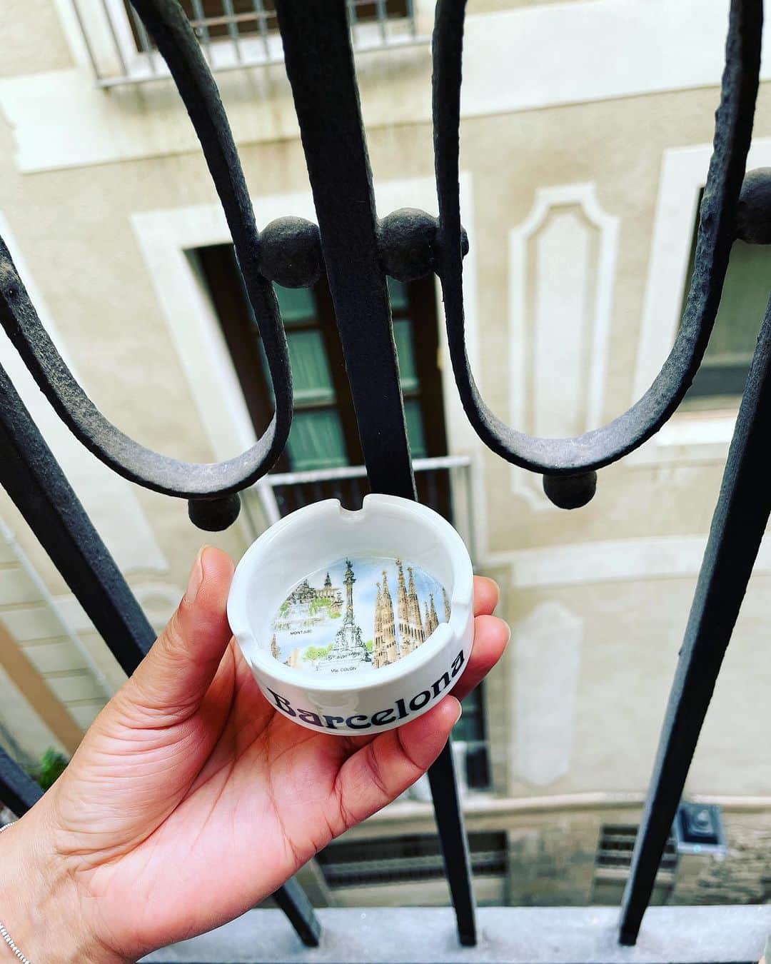 のインスタグラム：「バルセロナ番外編。  我々がホテルに着いて、まずはじめに買ったのが、ベタなお土産店で売っているご当地灰皿だった。  こういう今更ジローな、一歩チョイスを間違えるとイヤゲモノになるスリリングを味わいながら、キッチュなベタ土産の中から、ピンと来るものを探す楽しさがある。  邪魔にならないし、かわいいし、これから私たちが旅をする場所ごとに、ご当地灰皿をコレクションしようってことになった。  今回泊まったホテルにエアコンがついていて、思わぬ涼にありつけたのも嬉しかった🎐  なぜかホテルの写真はほとんど撮っていなかったけれど、三つ星で、フロアごとにカフェバーがついたゴシック地区のこちらのデザインホテル @chicandbasichotels  リーズナブルで清潔で、朝食もとても美味しかったので、mapをつけときますね🤓　  #猫沢エミの馬鹿ンス2023  #猫パリ　#猫沢エミリーパリへ行く  #猫沢エミのインターナショナル五十路ライフシフト」