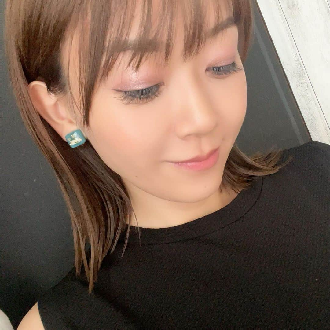 岡部玲子さんのインスタグラム写真 - (岡部玲子Instagram)「最近 あっという間に時間が経ってしまって 今週ももう 木曜日が終わろうとしている😱  更新速度が遅すぎてごめんなさい🙇‍♀️  皆さんのあたたかいコメントが とても励みになり 私は元気に過ごしております✌️  ただ👧の健康状態が またまたイマイチでして 色々心配も😢  そんな時は元気の出るアイテムで テンションを上げるべし‼️  ふじポンさん(@fujip0n55 )からいただいた お誕生日プレゼントのイヤリングが可愛い🥹💕  ドラマsilentにハマってから ふじポンさんと聖地巡礼に行ったり ドラマの話でLINEのやりとりを させてもらうことが一層増えたのですが(嬉しい😁)  silentを観ていた人ならわかる  「おすそわけ」  の  かすみそうのイヤリング🥹  私も「おすそわけ」をいただいた気分で 幸せな気持ちになる🥹💙  しかも お揃いのTシャツや 大好きなミニチュアガチャまで 名前入りのカラビナにつけて…😭  お誕生日 沢山のお祝いの言葉に プレゼント🎁 幸せすぎました❤️  他にもいただいたプレゼント🎁 皆さんにもオススメしたいものも いっぱいあるので またアップさせて頂きますね☺️  義理の両親からいただいたプレゼントで 化粧品を買わせて頂きました‼️  イヴ・サンローランのアイシャドウ✨ 目元に上品なツヤがプラスされて こちらも気持ちが上がる💕  プチプラコスメも優秀なものが多くて大好きですが たまにはリッチに😁  自分の気持ちをうまく上げながら 1秒でも多く 笑顔で過ごしたいと思います☺️  お天気などの影響を受けてしまったという方々も 多くいらっしゃるかと思います。  大丈夫ですか？  心も体も健康でいられますように。  #岡部玲子 #タレント　#レポーター　#競馬　#競馬キャスター　#日常　#プライベート　#誕生日プレゼント　#感謝　#ありがとう　#競馬仲間　#同世代　#大好き　#ありがとうがいっぱい」8月17日 21時15分 - reiko_okabe