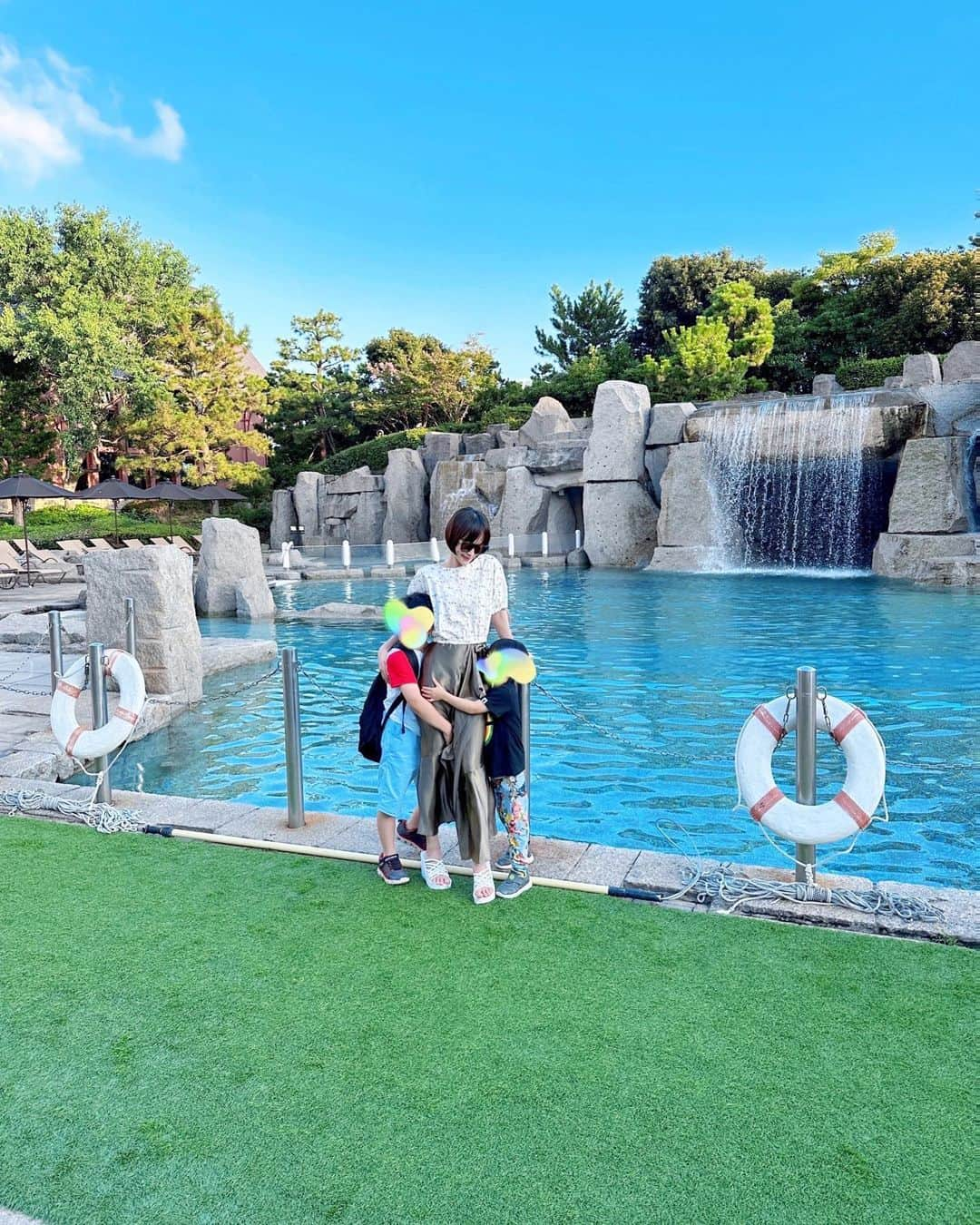 清川あさみさんのインスタグラム写真 - (清川あさみInstagram)「あっという間に子供達の夏休みが終わりに向かっている、、！  私はお仕事は相変わらず忙しく、、ノンストップ。 友人からも体力お化けと言われてます。笑  子育てに仕事に両方にバタバタしていたらSNSからすっかり離れてた事に気付きました😅  子供達や友人親子とも沢山遊ぶので恐竜から美術館鑑賞（仕事でもある）まで1日のスケジュールはいつもパンパンですw  お盆は台風予報に振り回され、従兄弟や実家の両親と行く予定だった旅を急遽キャンセルに。  そんな訳で急遽、私だけで息子達と旅する事に..結局はというと..シーとランドに２日連続で行くと言う..😳 ディズニーランドにゆっくりはお仕事で行く以来はあまり行けてなかったのですが、次男がまだあまり行ってなかったのですが両方パレードまで見てきました✨  しかも早朝プール練習など3人で３日間の濃すぎる旅。 台風（しかも自分が行った時は晴れ）の影響か空いててラッキーでした🙏  1人で息子2人..てんこ盛りなアクティビティは大変でしたが、子供達にとっては楽しい思い出になったみたいで良かったです。  次男のキラキラした目が忘れられない👦🏻 まだまだ続く夏の思い出づくり🌻  もちろん合間にお仕事の制作も続く〜⚡️  #summer #2boys #kidsvacation」8月17日 21時25分 - asami_kiyokawa