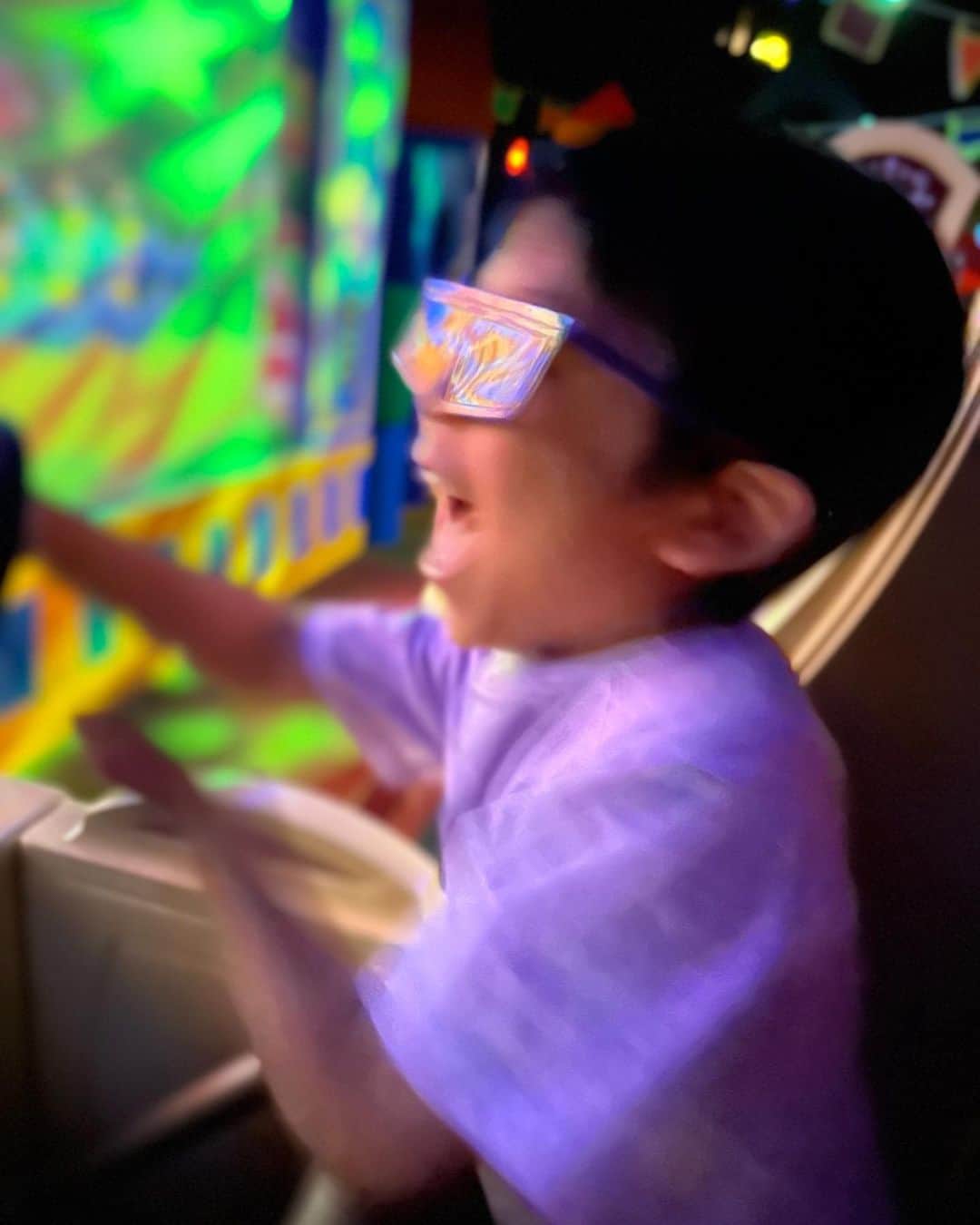 清川あさみさんのインスタグラム写真 - (清川あさみInstagram)「あっという間に子供達の夏休みが終わりに向かっている、、！  私はお仕事は相変わらず忙しく、、ノンストップ。 友人からも体力お化けと言われてます。笑  子育てに仕事に両方にバタバタしていたらSNSからすっかり離れてた事に気付きました😅  子供達や友人親子とも沢山遊ぶので恐竜から美術館鑑賞（仕事でもある）まで1日のスケジュールはいつもパンパンですw  お盆は台風予報に振り回され、従兄弟や実家の両親と行く予定だった旅を急遽キャンセルに。  そんな訳で急遽、私だけで息子達と旅する事に..結局はというと..シーとランドに２日連続で行くと言う..😳 ディズニーランドにゆっくりはお仕事で行く以来はあまり行けてなかったのですが、次男がまだあまり行ってなかったのですが両方パレードまで見てきました✨  しかも早朝プール練習など3人で３日間の濃すぎる旅。 台風（しかも自分が行った時は晴れ）の影響か空いててラッキーでした🙏  1人で息子2人..てんこ盛りなアクティビティは大変でしたが、子供達にとっては楽しい思い出になったみたいで良かったです。  次男のキラキラした目が忘れられない👦🏻 まだまだ続く夏の思い出づくり🌻  もちろん合間にお仕事の制作も続く〜⚡️  #summer #2boys #kidsvacation」8月17日 21時25分 - asami_kiyokawa
