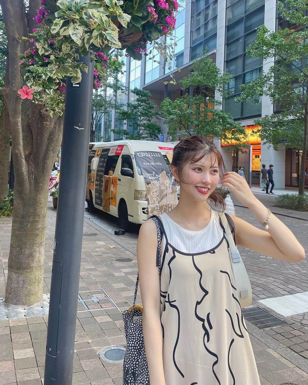 のインスタグラム：「. 丸の内散歩の日🚶‍♀️☁️🌳 くるっとお団子しました🫶🏻  何回来てもここの空気感も陽の入り方も大好きだなぁ☺︎」
