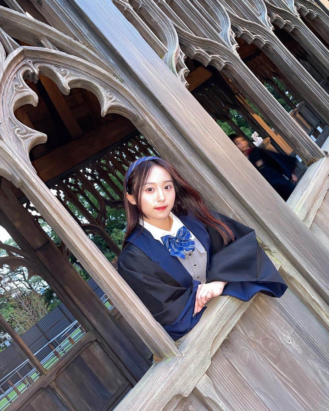 のインスタグラム：「この間、 ハリーポッターのスタジオツアーに行ってきたよ🪄  本当に、、、楽しかった！！  グッズ見るのに １時間くらいかかって、 全部回るのに６時間かかった笑  もう、たまらない空間すぎた🫣  #ワーナーブラザーズスタジオツアー  #ハリーポッター  #ハリーポッタースタジオツアー  #レイブンクロー  #としまえん」