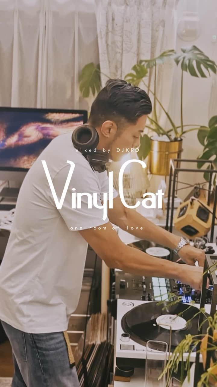 DJKROのインスタグラム：「【New Project has begun】👍 新しいプロジェクト “Vinyl Cat “が今夜22時よりYouTubeにて始まります。 ヴァイナルでのプレイに拘りChillでRelaxした雰囲気で肩肘はらず、様々なプレイをお届けいたします。 愛猫のノラとの共演によるリラックスしたプレイを楽しんでくれたらと思います✨😆😆  ⭐️Link in Insta BIO⭐️  DJ KRO’s new project “Vinyl Cat” is about to begin on YouTube. Committed to playing on vinyl, we will deliver a variety of plays in a chill and relaxed atmosphere. Enjoy relaxing play with Nora and KRO.  #DJKRO  #Chill  #Vinlycat #Cat  #relax  #vinyl #record  #analog #notoriousbig  #ChillySource」
