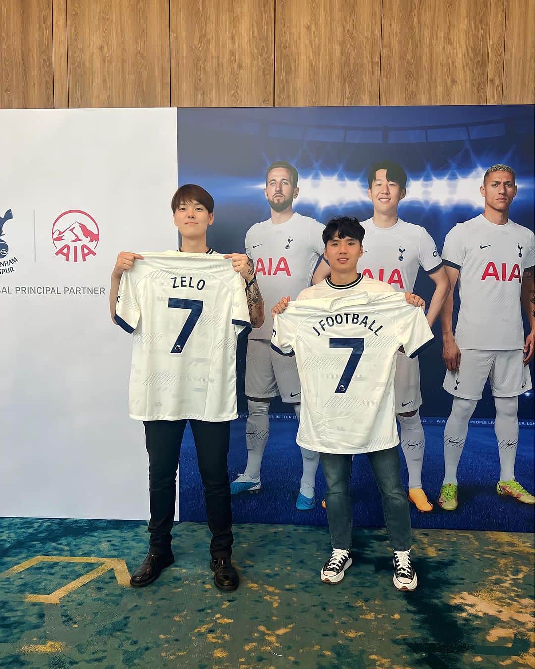 ZELO さんのインスタグラム写真 - (ZELO Instagram)「With @richarlison @emerson_royal and @spursofficial 💙🩶 Thanks @aiaspurshubkr!   Now, one lucky fan will also be able to go to LONDON to have the #AIAOnlyExperience !! You can watch the Tottenham Hotspur match from the amazing AIA VVIP Suite Box, do the Stadium Tour, take on the Skywalk, and even possibly go to the Tottenham Hotspur training ground and meet the players and get autographs firsthand! Please follow @aiaspurshubkr and participate in the AIA Spurs Fan-Creator Event for a chance to have a lifetime experience in 🇬🇧   ⚽️ How to participate 1. Follow @byzelo 2. Follow @aiaspurshubkr 3. Enter in the event link on the profile section of @aiaspurshubkr Link: https://aiaspurs.com/kr/event1  4. Tag three friends in the comments section of this post   히샬리송 & 에메르송 선수와 함께!! @aiaspurshubkr 감사드립니다!   이제 행운의 팬분 한명도 런던에서 저와 같은 기회를 받을 수 있다고 합니다. AIA생명 VVIP 스위트에서 토트넘 홋스퍼 경기 직관, 스타디움 투어, 스카이워크, 그리고 선수들을 트레이닝 그라운드에서 직접 만나고 싸인 받을 수 있는 기회까지 제공한다니, @aiaspurshubkr 팔로우해 주시고 AIA Spurs 팬 크레이터 이벤트에 많은 참여 부탁드립니다! 🇬🇧   ⚽️ 참여방법 1. @byzelo 팔로우 하기 2. @aiaspurshubkr 팔로우 하기 3. @aiaspurshubkr 에서 이벤트 응모하기 (프로필 링크 클릭) 페이지 바로가기: https://aiaspurs.com/kr/event1  4. 본 게시물 댓글에 친구 3명 이상 태그  #AIA #토트넘 #AIASpursHub #AIAonlyexperience #AIA생명 #TottenhamHotspur #손흥민」8月17日 22時00分 - byzelo
