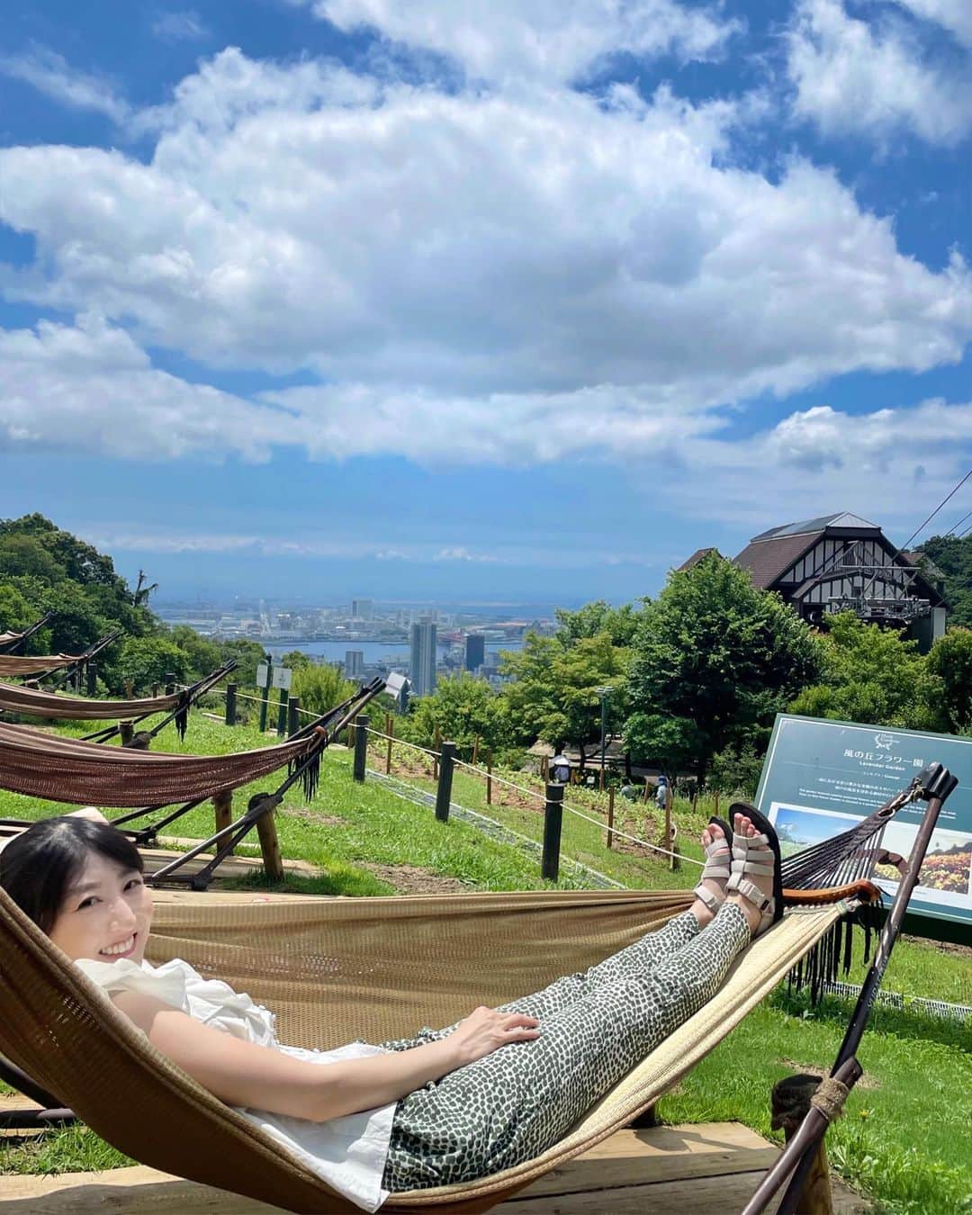 土屋香織さんのインスタグラム写真 - (土屋香織Instagram)「🌿神戸布引ハーブ園🪻𓂃*·⑅ @kobe_nunobiki_herb_gardens  こんなユリのお花畑初めてみた🥰 すごい景色💛🩷💛🩷 見晴らし最高だしとっても見応えあるハーブ園でした🌿 次はこの素敵なカフェでお茶したい🫖🌹✨ . 頂上までロープウェイで登ったけど🚡 歩いて登ってる人もいました！ なかなかきつい坂でここ走る格好で来てもよいかも🏃‍♀️ . . #神戸布引ハーブ園 #神戸布引ロープウェイ #神戸 #神戸観光 #神戸観光スポット #絶景 #絶景スポット #ユリ #百合 #お花畑 #お花 #ハーブ #かおvoyage #東京女子部 #タビジョ #retrip_nippon #tabifleeeeek #ツギノタビ #trip #tripcom #japan #japantravel #japantrip #japantravelphoto #関西旅行」8月17日 21時20分 - kaorintsuchiya