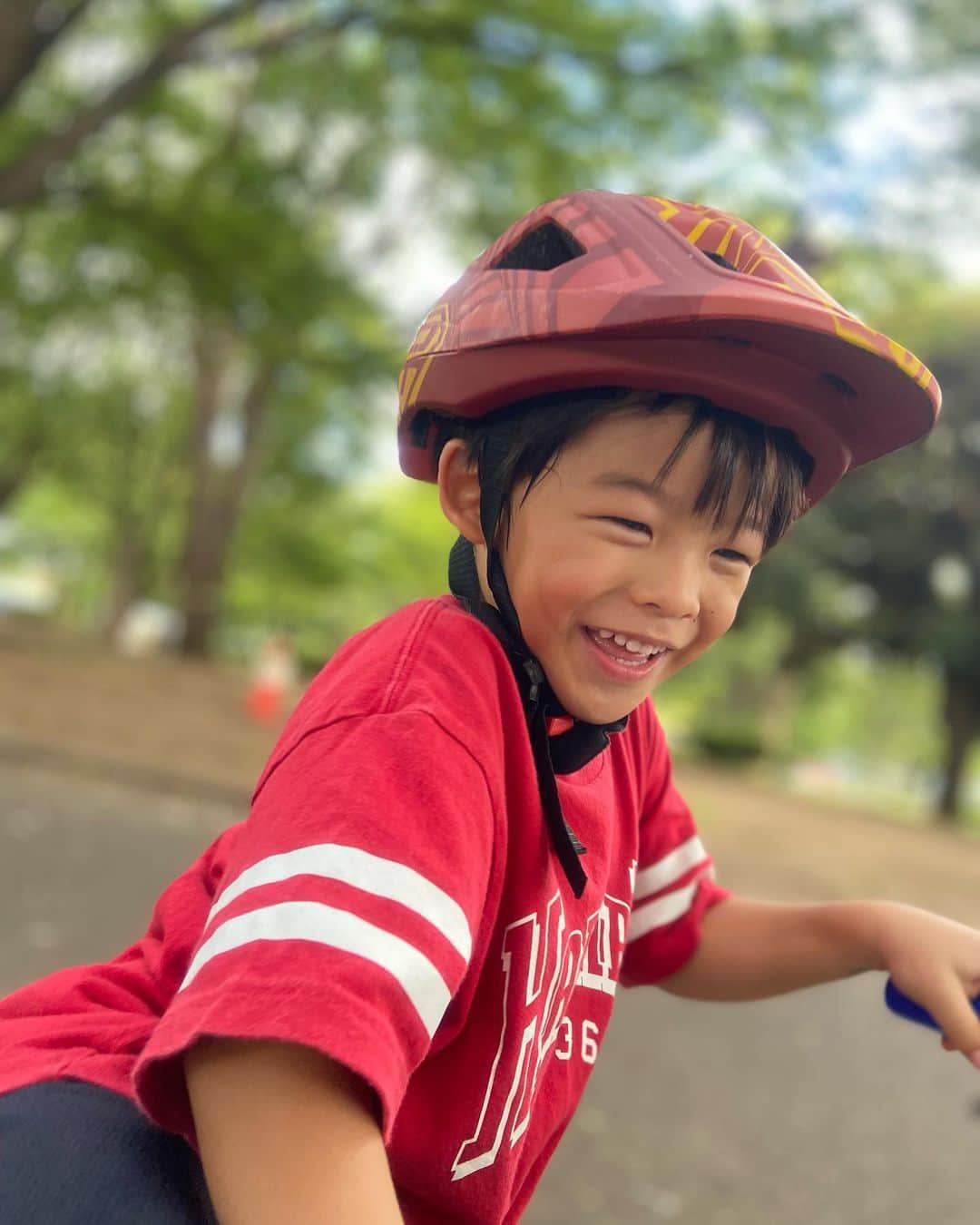 矢沢心さんのインスタグラム写真 - (矢沢心Instagram)「⭐︎  この時期暑すぎて ほとんど人がいない自転車コース 風通りがよくとっても涼しい  自転車に乗る気になった息子を 自転車コースに連れていく夫 上達ぶりを見に行くと 走っている彼は一つ一つ出来ることが増えていて充実感に満ち溢れていた✨  #毎日楽しむ #毎日やる気 #くるくるまわる表情 #真夏のチャレンジ #自転車4歳男の子 #水分補給はしっかりと」8月17日 21時21分 - yazawashin.official