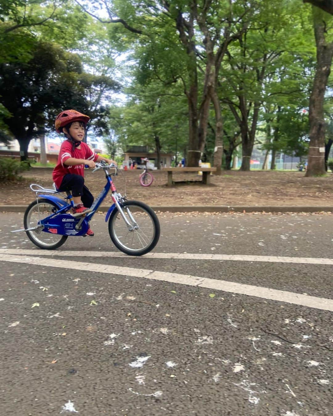 矢沢心のインスタグラム：「⭐︎  この時期暑すぎて ほとんど人がいない自転車コース 風通りがよくとっても涼しい  自転車に乗る気になった息子を 自転車コースに連れていく夫 上達ぶりを見に行くと 走っている彼は一つ一つ出来ることが増えていて充実感に満ち溢れていた✨  #毎日楽しむ #毎日やる気 #くるくるまわる表情 #真夏のチャレンジ #自転車4歳男の子 #水分補給はしっかりと」