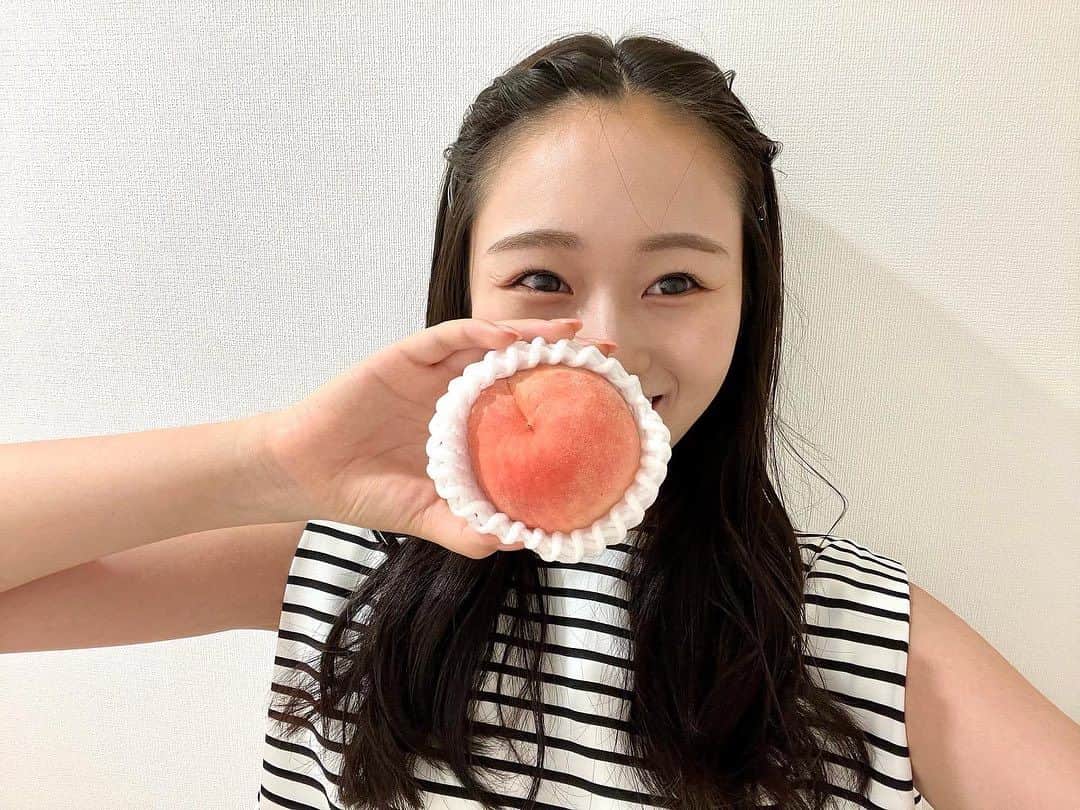 のインスタグラム：「最近のお気に入り✒️  ここ数日、毎日桃を食べてます。ブラッターチーズでカプレーゼにしたり、カンパチとカルパッチョにしたり‥🍑 私は少し硬いくらいが好きだなぁ。  あとこのトップス、ノースリーブなんだけど、肩の部分のつくりが可愛くて最近のお気に入りです。今季買ったお洋服の中でも特に買ってよかった！☺️ジーパンと合わせてる。 . 前髪は長くなってきたので、くるくるっとしてピンで留めただけ。（二つ編みっていうのかな？）楽ちんです♪  . 今日は帰り道に 読みたかった本と大好きなアラン・デュカスのチョコレートを買いました。 贅沢だけど、ここのプラリネが本当に美味しいんです‥！自分の機嫌を取りたい時に是非。 .」