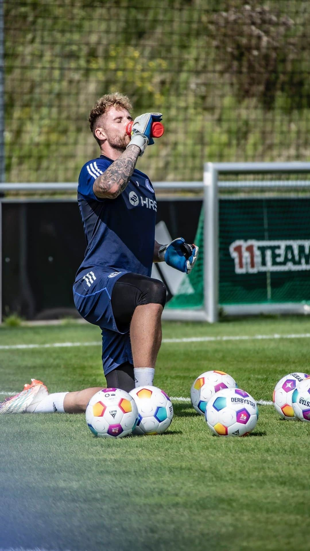 ラルフ・フェールマンのインスタグラム：「⚽️🧤 . . . . .  #fcschalke04 #schalke04 #schalke #s04 #glückauf #soccer #bundesliga #football #fußball #kumpelundmalocher #ruhrpott #knappen #bundesligadesign #graphicdesign #design #soccerdesign #footballdesign #WirLebenDich #footballhistory #legend #footballcommunity #feeddesignrepost #ralle #fährmann #goalkeeper」