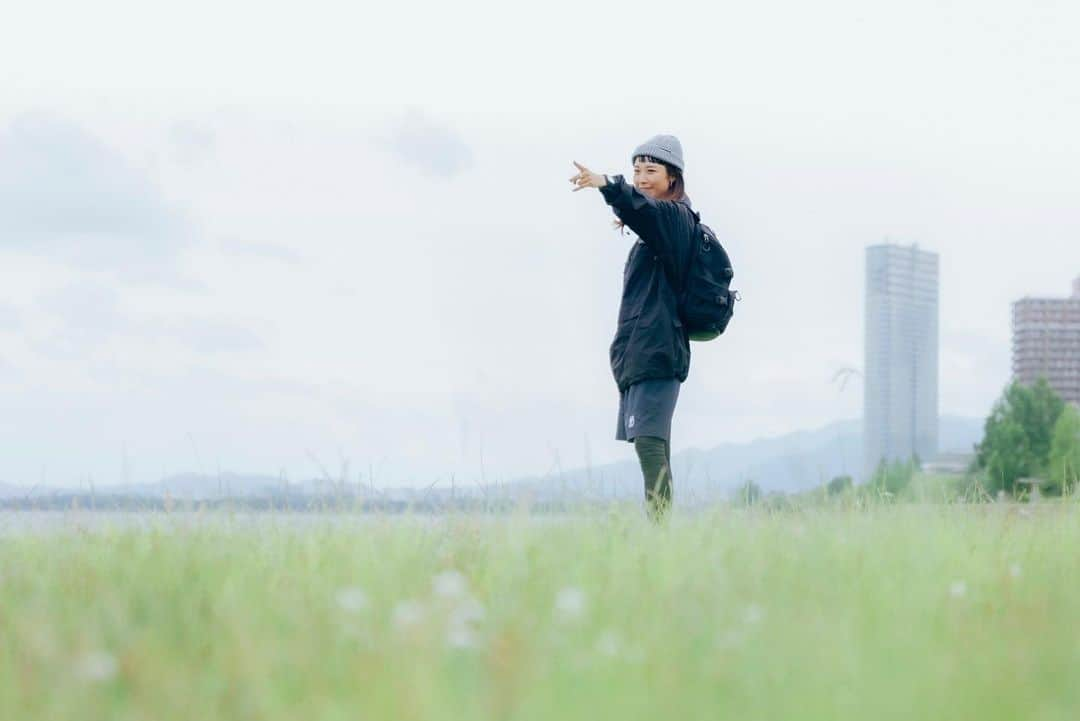 石川文菜のインスタグラム：「Boys be ambitious !!!  photo by @quwaaan   ＊＊ @jackall_field_gear ＊＊ ◾︎ KNIT BEANIE ◾︎ ST ANORAK JACKET ◾︎ FIELD TECH COOL INNER PANTS ◾︎ GEAR SHORTS ◾︎ FLAP BACK PACK」