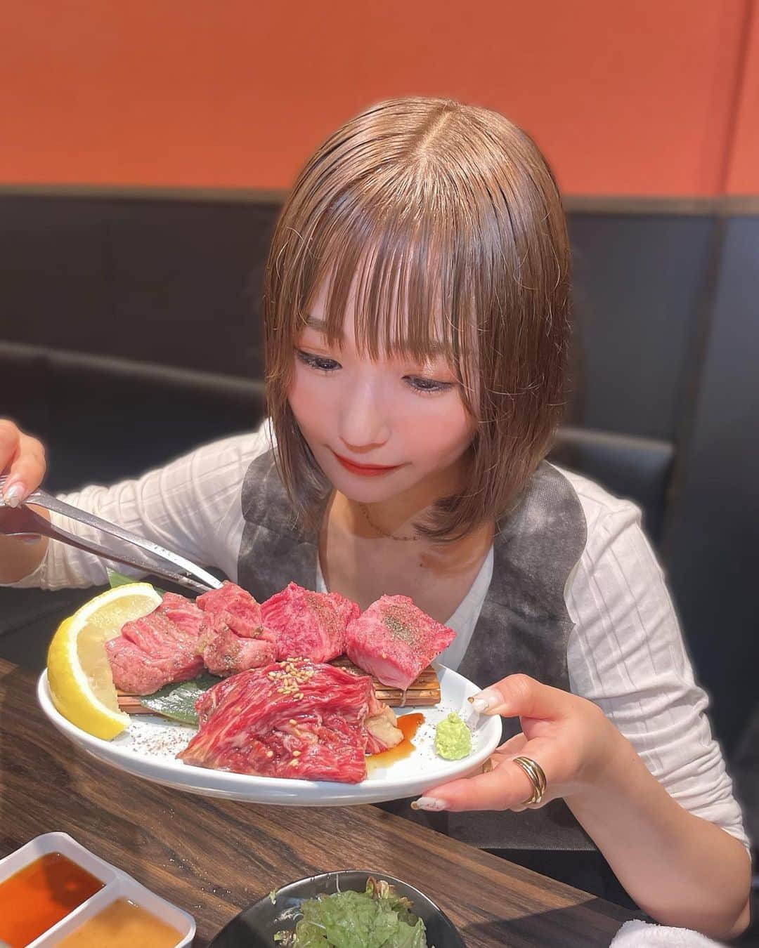 小林智絵さんのインスタグラム写真 - (小林智絵Instagram)「. . . . . . TOKYO焼肉ごぉ はなれさんに @yakiniku_go_hanare 行ってきました〜🍖❤️ . . . もうね!!!!! 美味しすぎて感動でした🥹🥹✨ . . . まずねぎタン塩からすんごすぎた🥹❤️ . ごはんでその日の疲れ吹っ飛ぶってこういうことだってなった😂笑笑 . . . どのお肉も肉厚で柔らかくて最高に美味しかったです🥹✨ . . お肉でお腹いっぱいだったのに、〆のごはんも美味しすぎてペロリでした😂♡♡ . . . みんなね、ここはぜーったい行くべしだよ🫡✨ . . . あ、投稿のラストに愉快な動画貼ってます✏️笑笑 . . . . . PR #上野焼肉 #上野グルメ #上野ディナー #御徒町焼肉 #御徒町グルメ #東京焼肉 #焼肉ごぉはなれ #上野広小路 #焼肉 #焼肉ディナー #ボブ #ボブアレンジ #ボブヘアアレンジ #イエベ秋 #イエベ秋メイク #イエベ #イエベメイク #年齢逆行アイドル」8月17日 21時34分 - kobayashichie_1012