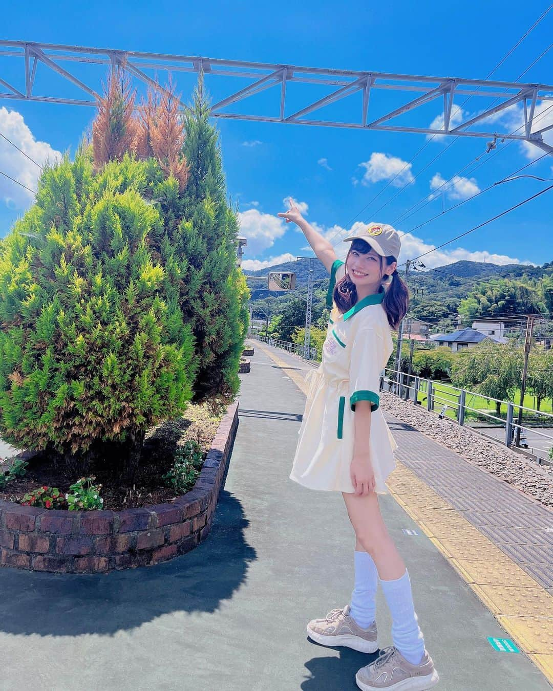 鹿目凛さんのインスタグラム写真 - (鹿目凛Instagram)「静岡で感じる夏👒  小2弟、写真撮るの上手すぎる📷  #でんぱ組inc #鹿目凛 #ぺろりん #アイドル #静岡 #伊東 #駅 #ホーム #伊豆急行 #伊豆 #おばあちゃん #おじいちゃん #青春 #夏 #夏休み #ワンピース」8月17日 21時28分 - kaname_rin