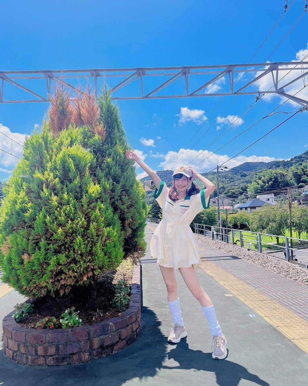 鹿目凛さんのインスタグラム写真 - (鹿目凛Instagram)「静岡で感じる夏👒  小2弟、写真撮るの上手すぎる📷  #でんぱ組inc #鹿目凛 #ぺろりん #アイドル #静岡 #伊東 #駅 #ホーム #伊豆急行 #伊豆 #おばあちゃん #おじいちゃん #青春 #夏 #夏休み #ワンピース」8月17日 21時28分 - kaname_rin