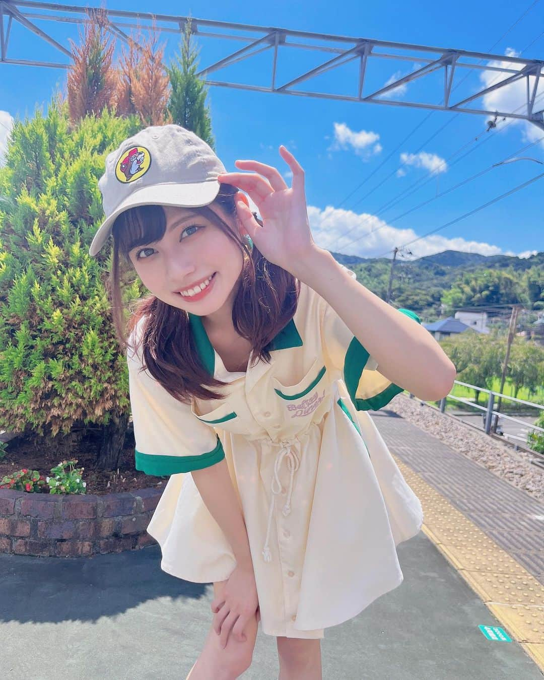 鹿目凛のインスタグラム：「静岡で感じる夏👒  小2弟、写真撮るの上手すぎる📷  #でんぱ組inc #鹿目凛 #ぺろりん #アイドル #静岡 #伊東 #駅 #ホーム #伊豆急行 #伊豆 #おばあちゃん #おじいちゃん #青春 #夏 #夏休み #ワンピース」