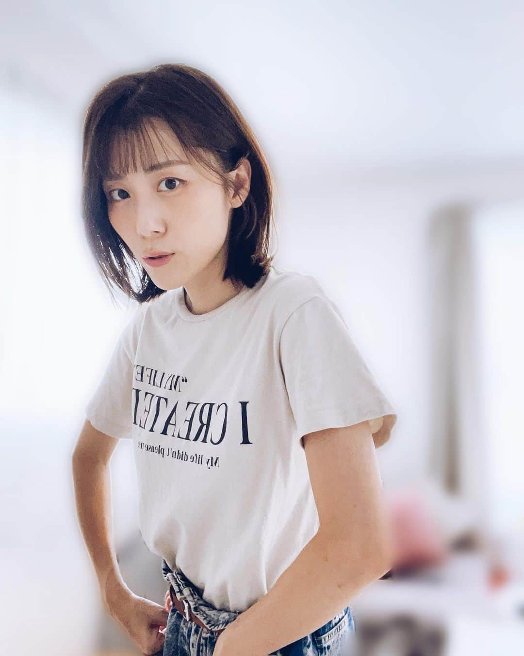 松田実里さんのインスタグラム写真 - (松田実里Instagram)「⁡ 髪を切るとさ、心も軽くなるの、これなんだろね。 私だけ？笑 ⁡ 8月も後半戦。 ベビ誕生から8ヶ月が経とうとしています。 ベビの成長とともに自分の状態も変わってきました。産後特有の精神状態もホルモンバランスが整ってきたのか落ち着いてきた気がします。 ⁡ もともとの自分は、心の奥底では精神状態荒波人間ではあるものの、笑 それが表に顔を出すことはめったになくて。 よく「怒ることあるんですか？」とか言ってもらえるぐらいで。 結構頑丈な防波堤があったはず。 なんですけど、、 でもホルモンってやつは凄くて、そこをガンガン壊してきましたね。 本当強敵。 ⁡ 普段はいろんな情報が飛び交う中で、あえて無視してるものや、本能的に耳や目を閉ざしているものもあるんですけど、それができなくなってまっすぐ心に突き刺さってきてぐしゃぐしゃってしていく。 楽しいことも、悲しいことも、嬉しいことも、嫌なこともぜーんぶストライクゾーンに入ってくる。 他人事が自分ごとになってしまう。 そして全て吐き出したくてたまらないけど、そんな自分嫌すぎて、自分が変わってしまいそうで、言いたくない。 ⁡ なんてことを感じていました。 妊娠中は、他人の身体で生活しているような気分。産後は、他人の心で生活している気分になりました。 でもそんな中でも結局なんてことない日常に救われていましたね。 今は色んなもに溢れているから、ぐしゃぐしゃさせていくものもあれば、それを取っ払ってくれるものも必ずあって。 しかも、私こんな事になってるぞって。どっかで自分を面白がってる自分もいたりして。 これから年齢を重ねるにつれてもっと大変になることもあるかもしれないし。そのためにも自分自身の取り扱い説明書に書き加えておこうと思う経験ですね。 ⁡ ホルモンバランスなんて考えたこともなかった私が。とっても良い経験をしています。 そんなお話。でした。 久々長文。笑 読んでくれて感謝。 ⁡ #髪 #ヘアカット #haircut #ボブ #newhair #hair #産後 #精神状態 #ホルモンバランス #感情 #女性ホルモン #赤ちゃん #baby  #赤ちゃんのいる暮らし #赤ちゃんのいる生活 #photogram #photography #ママ #mamalife  #mylife #lifestyle #instagood #mylife #love mylife #love」8月17日 21時30分 - misato_matsuda