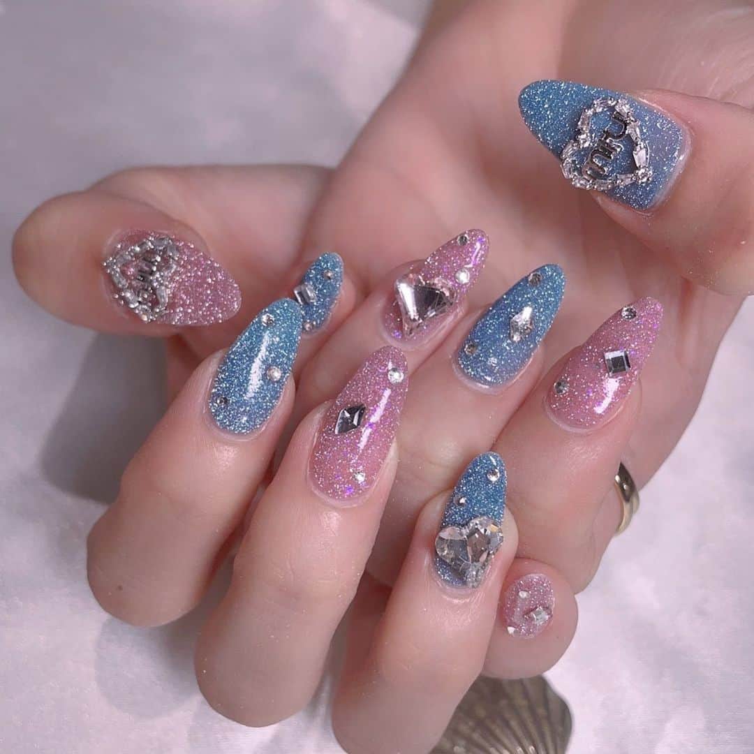 信野樹奈のインスタグラム：「今月のネイル💅 ワンカラーはまってたけど飽きたからちょっとパーツつけた💞  #ネイル #nails #キラキラネイル #ピンクネイル #ラメネイル #韓国ネイル #ハートネイル」