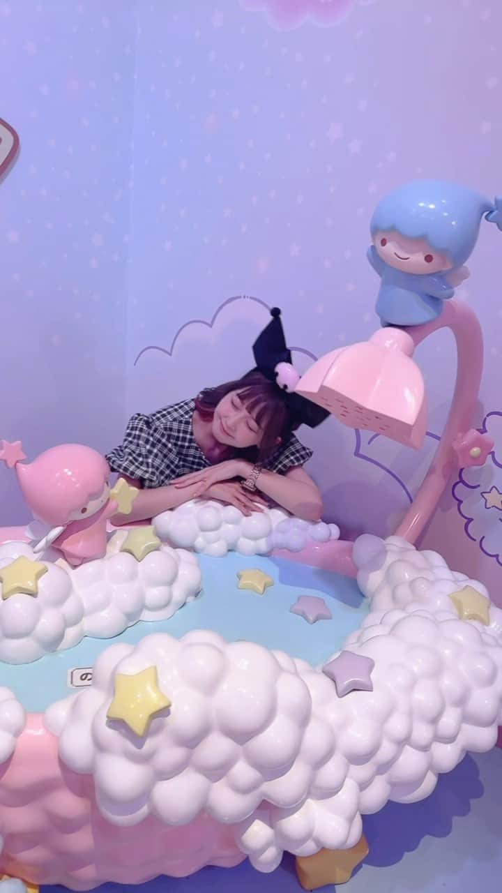 金久保マユ（ぼんぼん）のインスタグラム：「ウインク下手すぎるだろ！！！ 　　 　　  #ピューロランド#サンリオ#クロミ#クロミちゃん#ハーフツイン#多摩センター#映え#インナーカラー#夏#派手髪#カジュアル #ショートカット#お洒落#カフェ#垢抜け#きょコ#パーカー#秋服#映え#カメラ好きな人と繋がりたい#被写体#ヘアアレンジ#イメチェン」