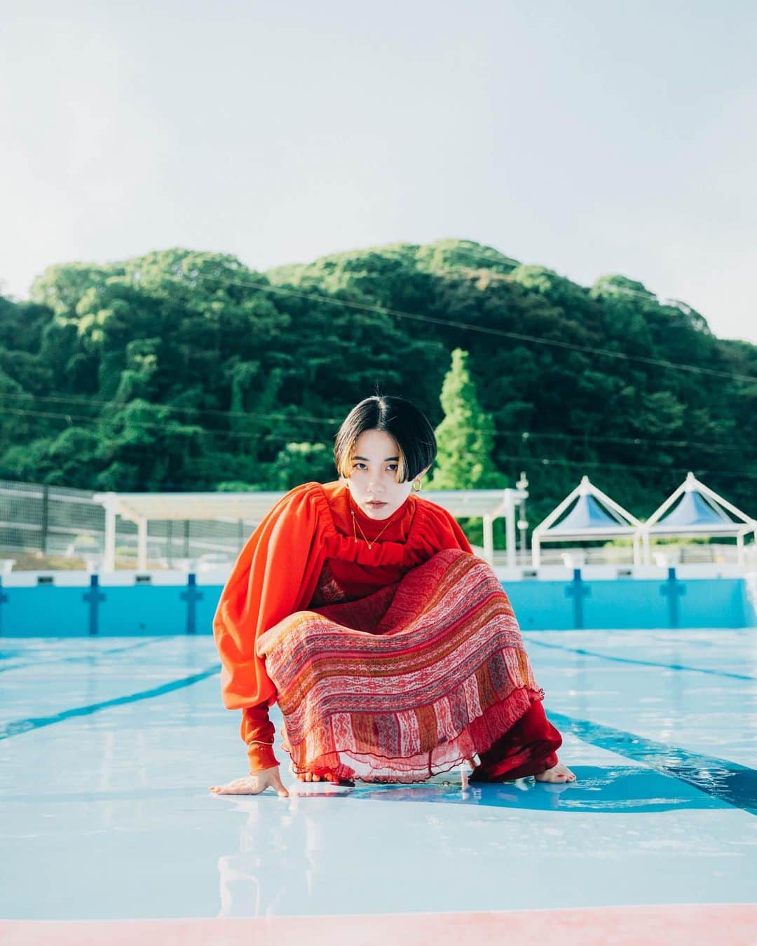 yurinasiaのインスタグラム：「今年のツアーは去年より更に凄いことになってます。 音楽を目で見にきてください。  チケット販売しております。是非近くで。 プロフィールの🔗から飛べます🪶  jABBKLAB TOUR 2023 〜金魚公園〜  出演：jABBKLAB ※GUESTあり  料金: 前売¥5,500 (税込・ドリンク代別・オールスタンディング)  ※小学生以上要チケット  ※未就学児は保護者同伴のもと無料で入場可(保護者は要チケット)   [東京公演]  日程: 10月21日(土)  会場: 東京 Spotify O-EAST  時間: 開場 17:00 / 開演 18:00   [大阪公演]  日程:10月26日(木)  会場: 大阪　梅田クラブクアトロ  時間: 開場 18:00 / 開演 19:00   [福岡公演]  日程:11月5日(日)  会場: 福岡　Zepp Fukuoka  時間: 開場 16:30 / 開演 17:30」